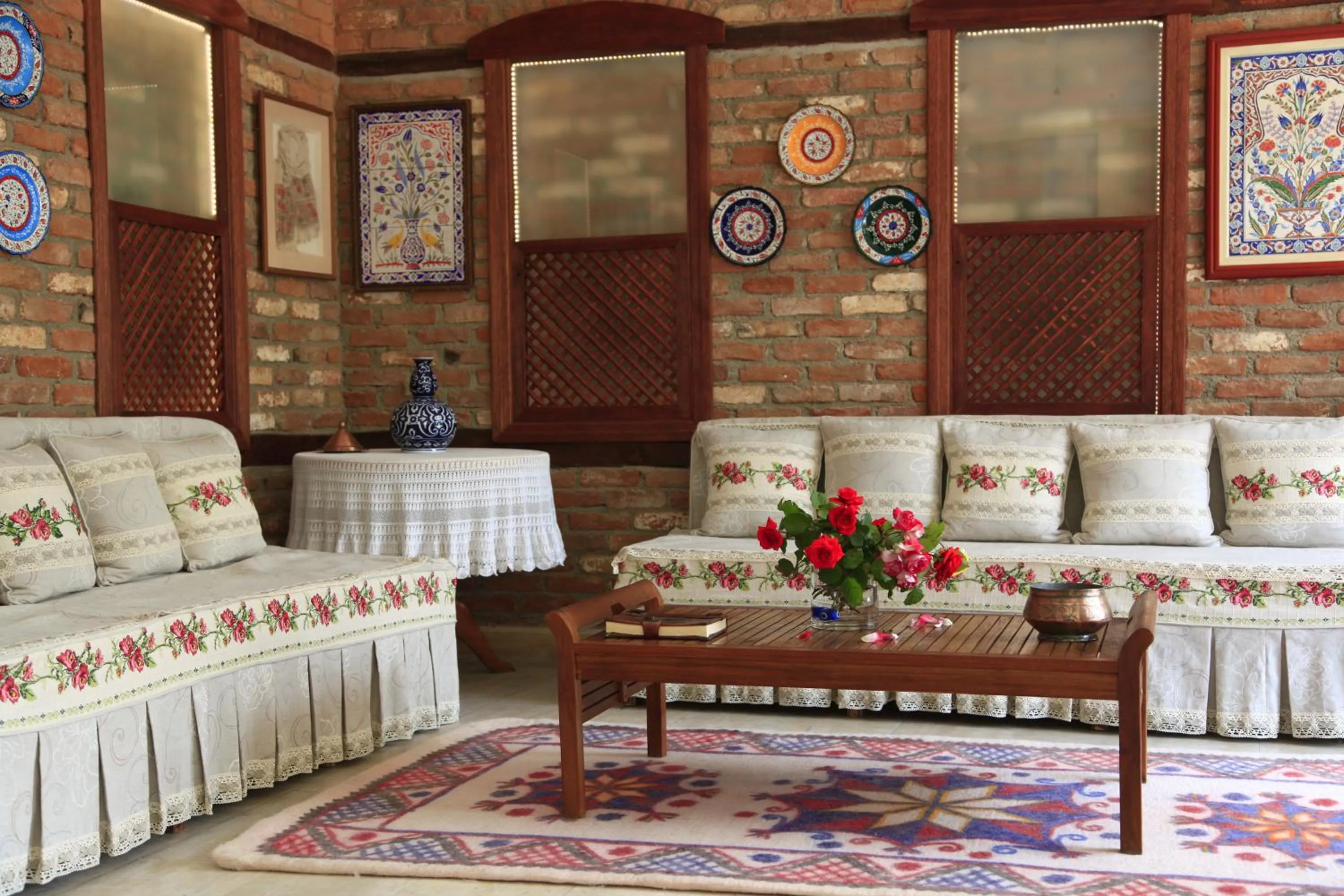 Communal lounge/ TV room in Villa Konak Hotel