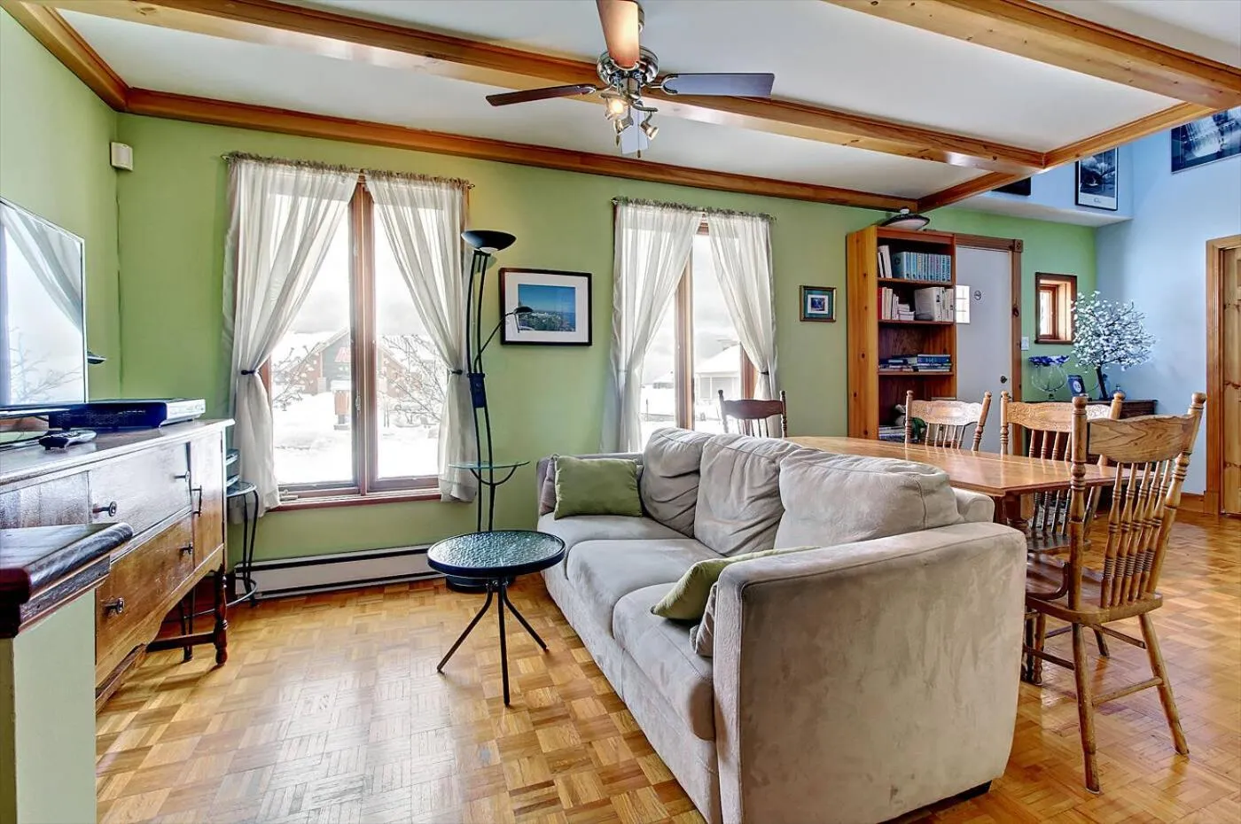 Communal lounge/ TV room in Au Gîte de la Chute