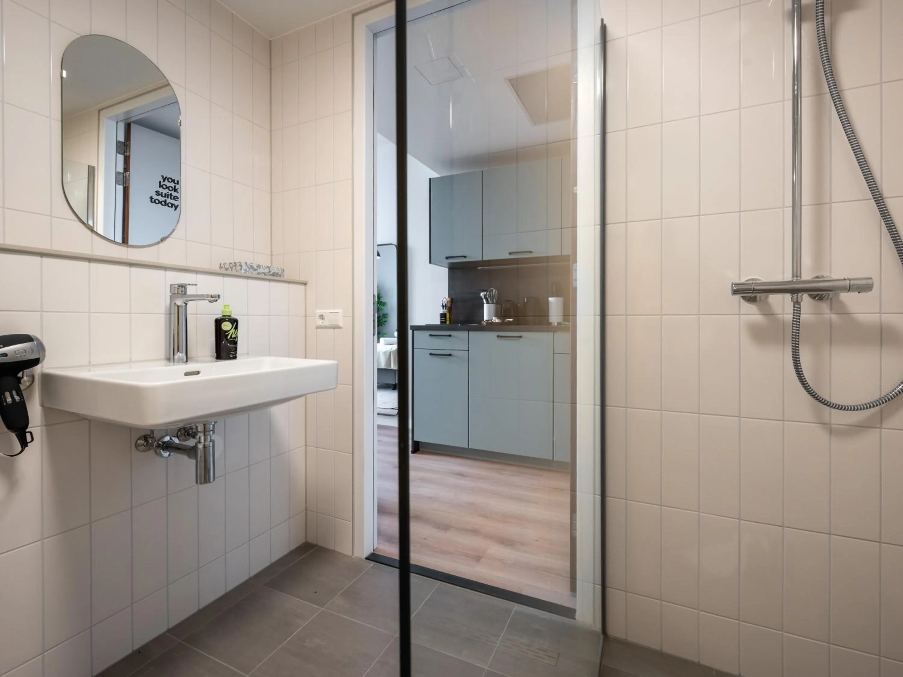 Shower in Limehome Eindhoven Gashouder