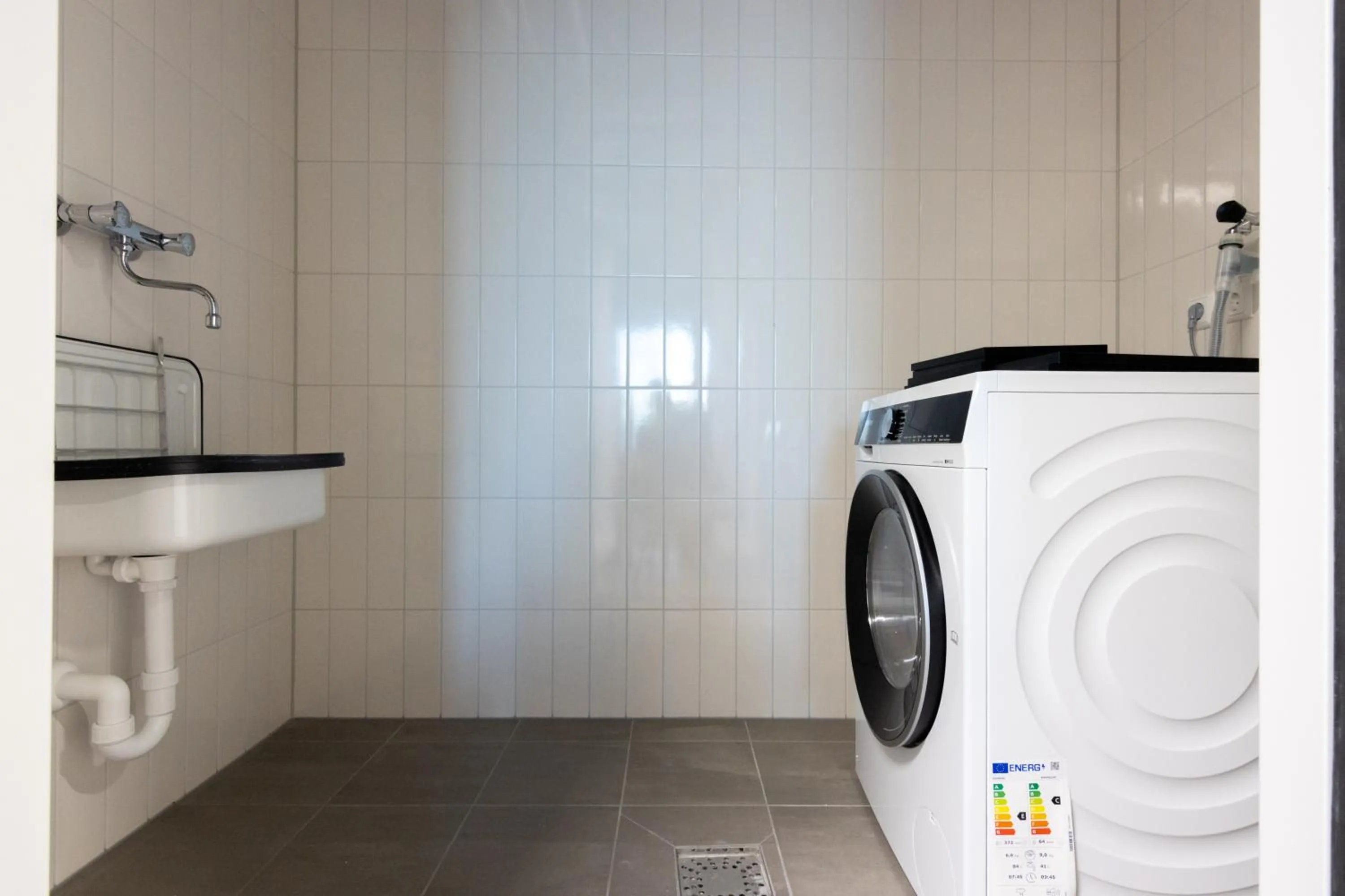 washing machine in Limehome Eindhoven Gashouder