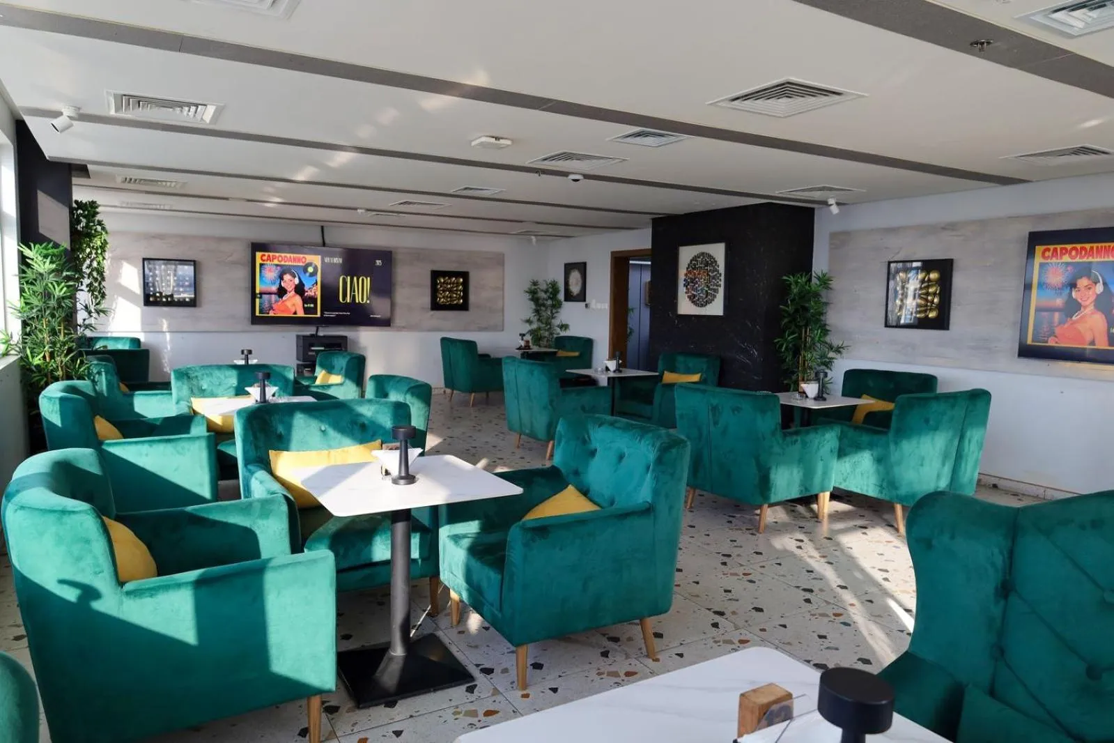 Restaurant/places to eat in Eliana Hotel