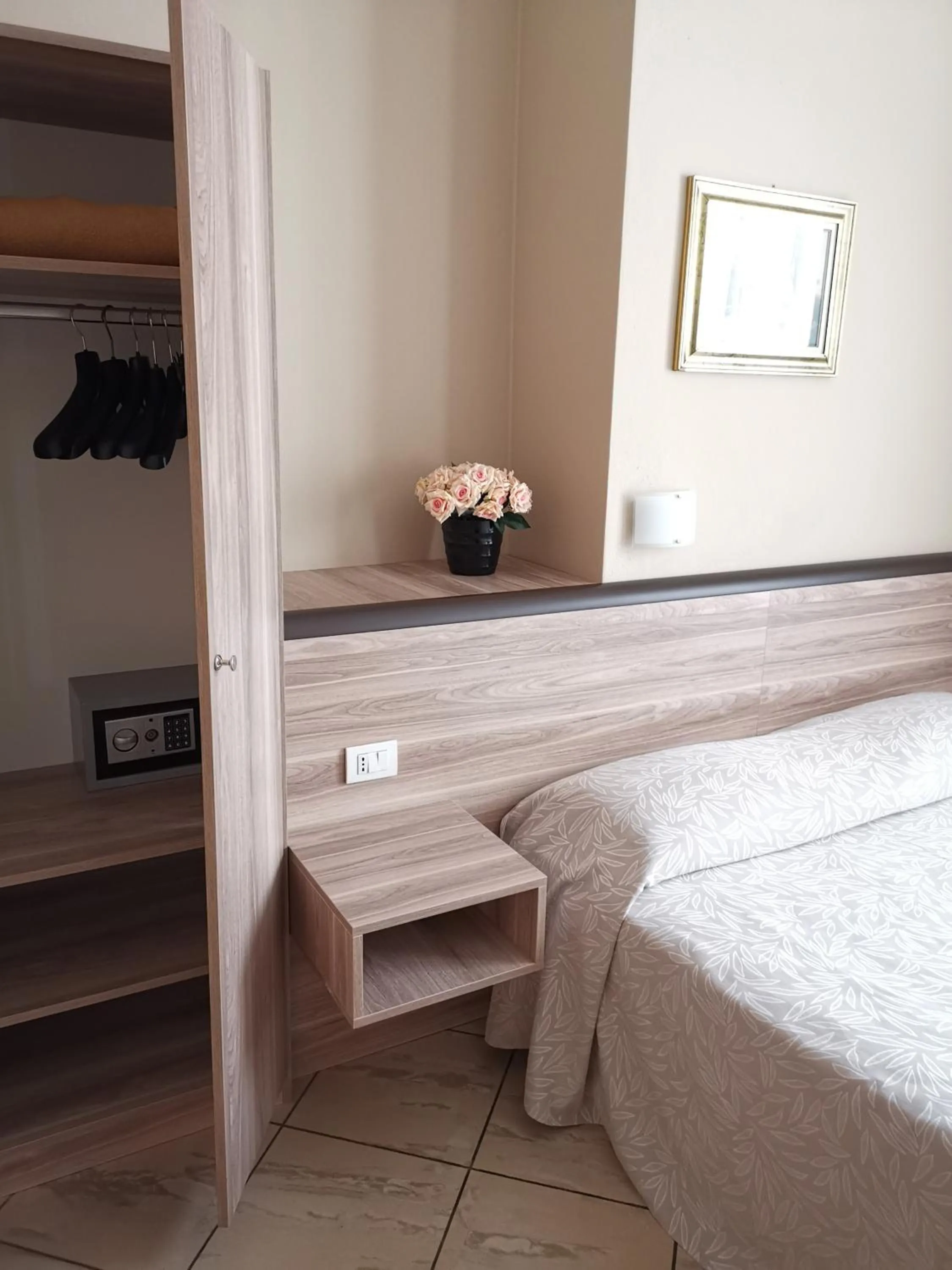 TV and multimedia, Bed in Hotel Brianza