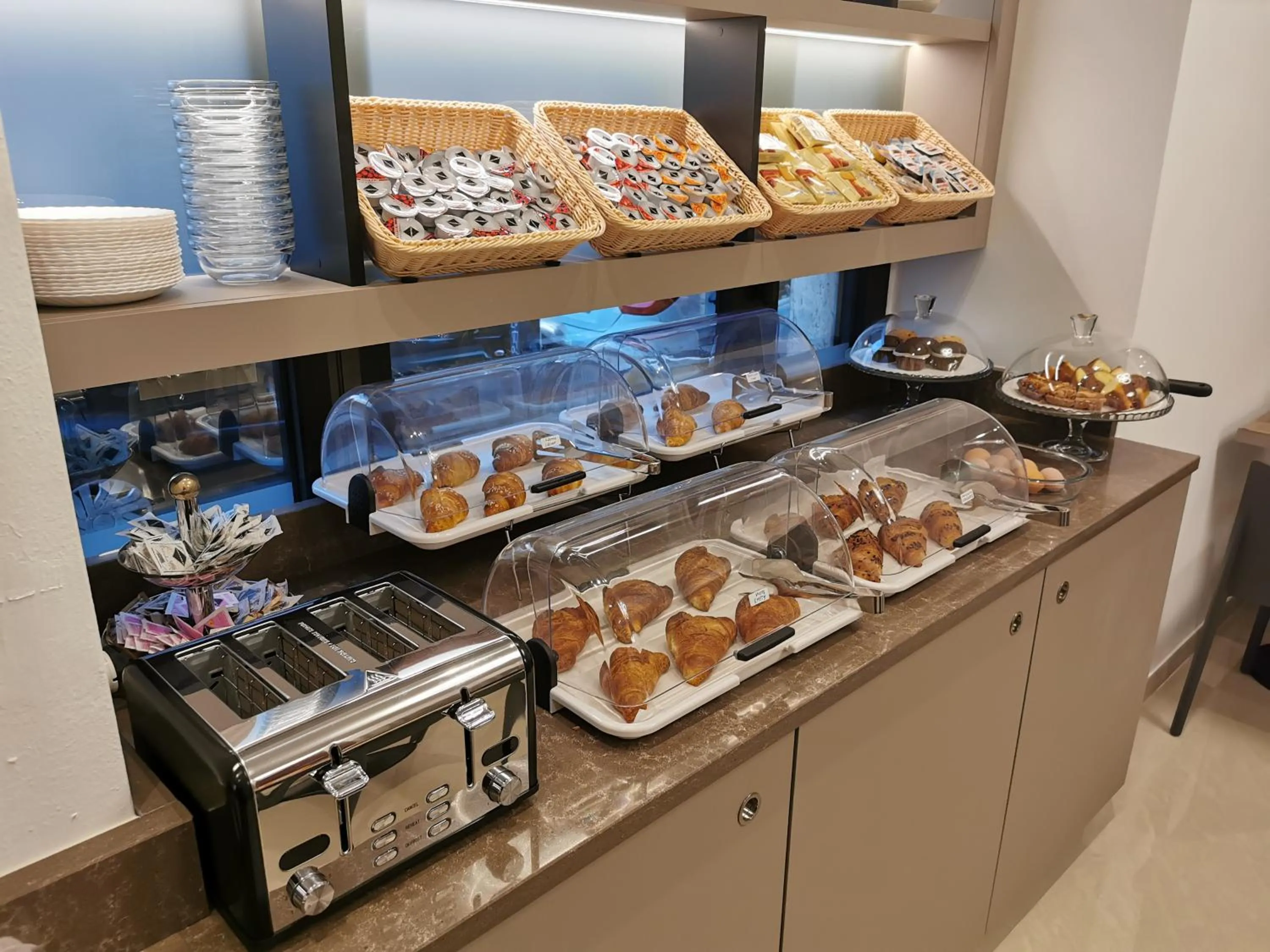 Buffet breakfast in Hotel Brianza