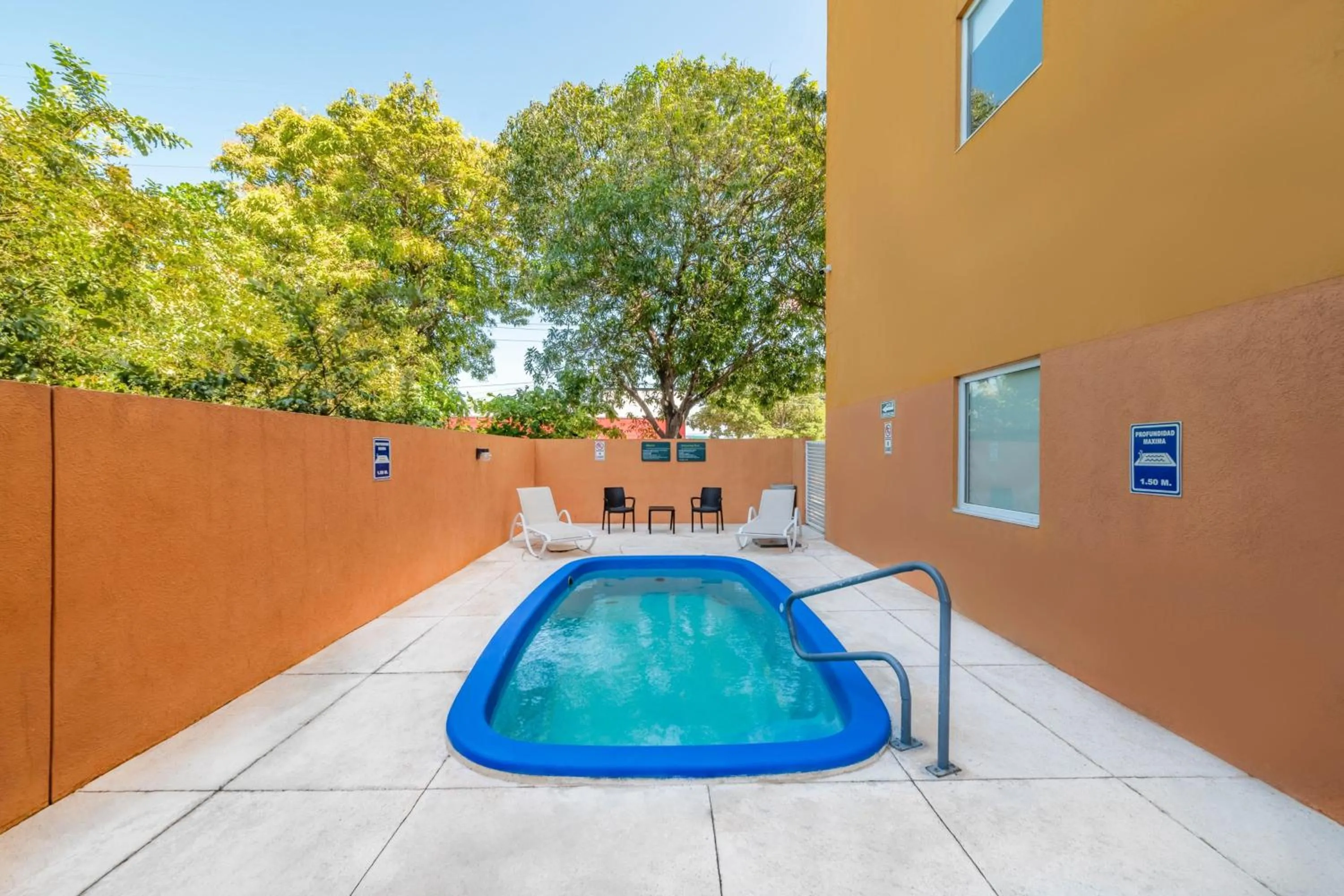 Swimming pool in City Express Junior by Marriott Ciudad del Carmen Aeropuerto