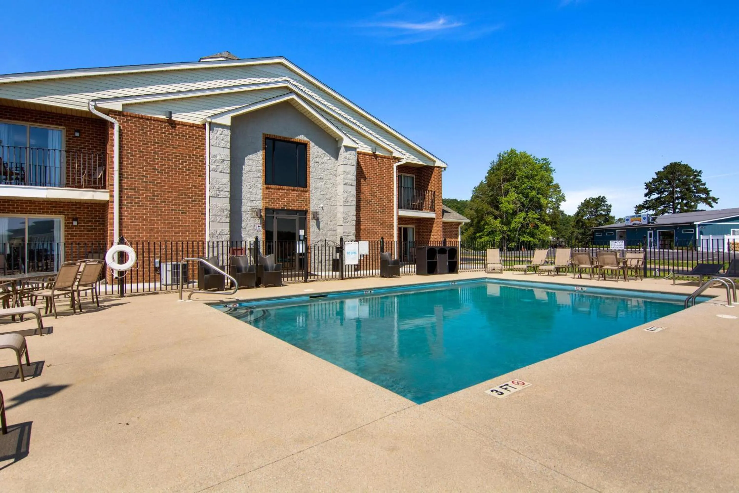 Swimming pool in Clarion Pointe on the lake Clarksville-South Hill West