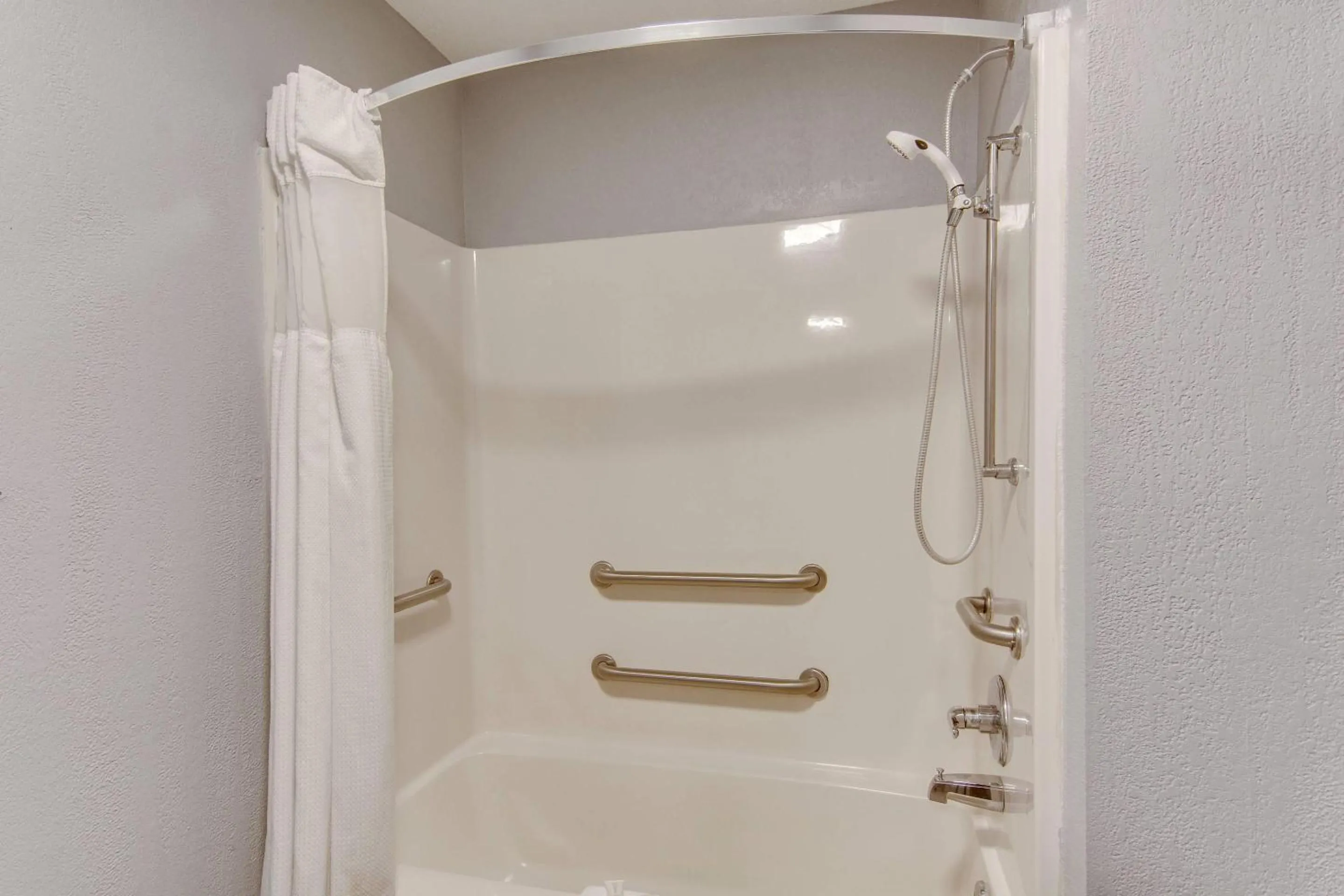 Bedroom in Clarion Pointe on the lake Clarksville-South Hill West