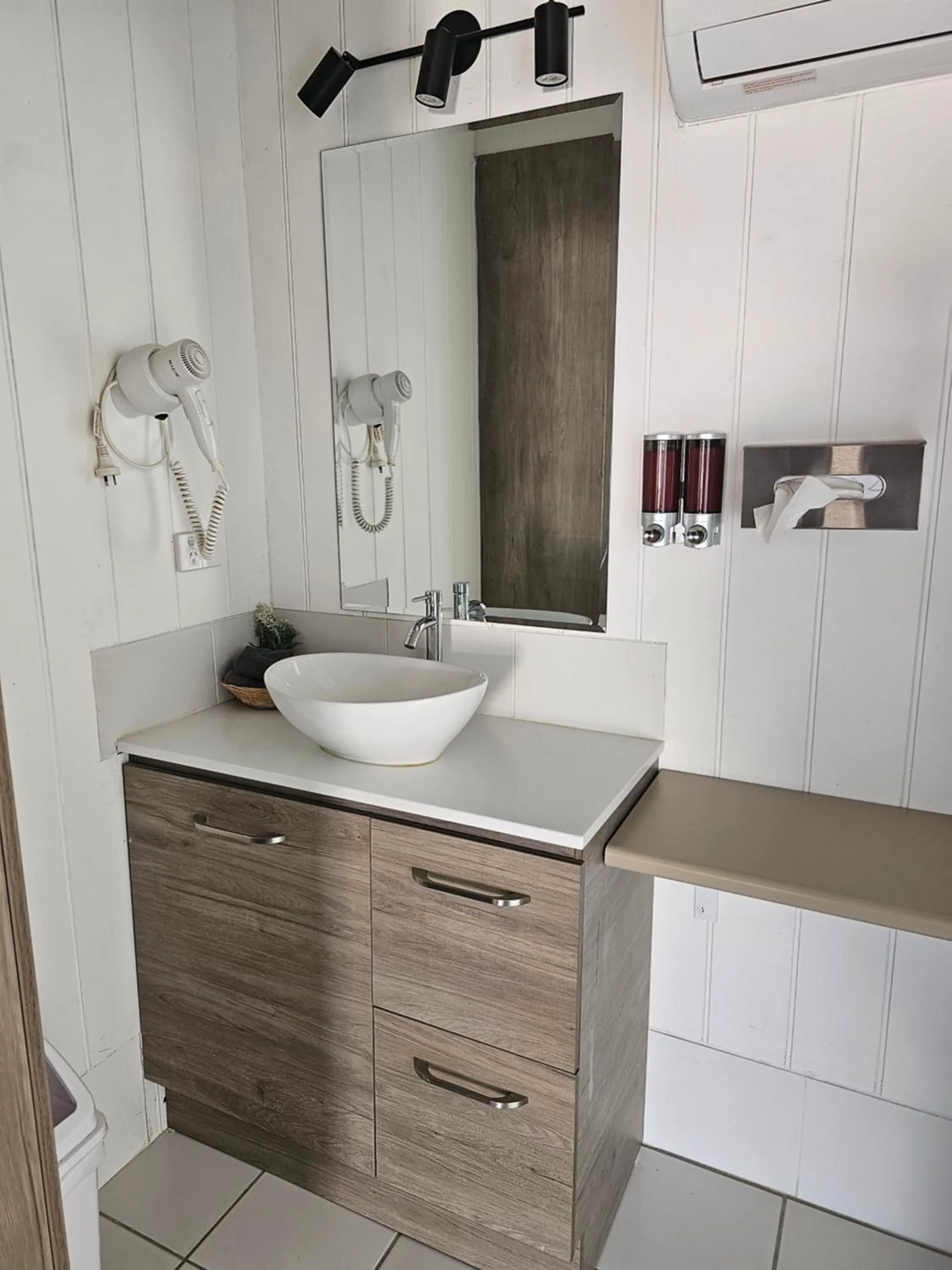 Bathroom in Cameo Inn Motel