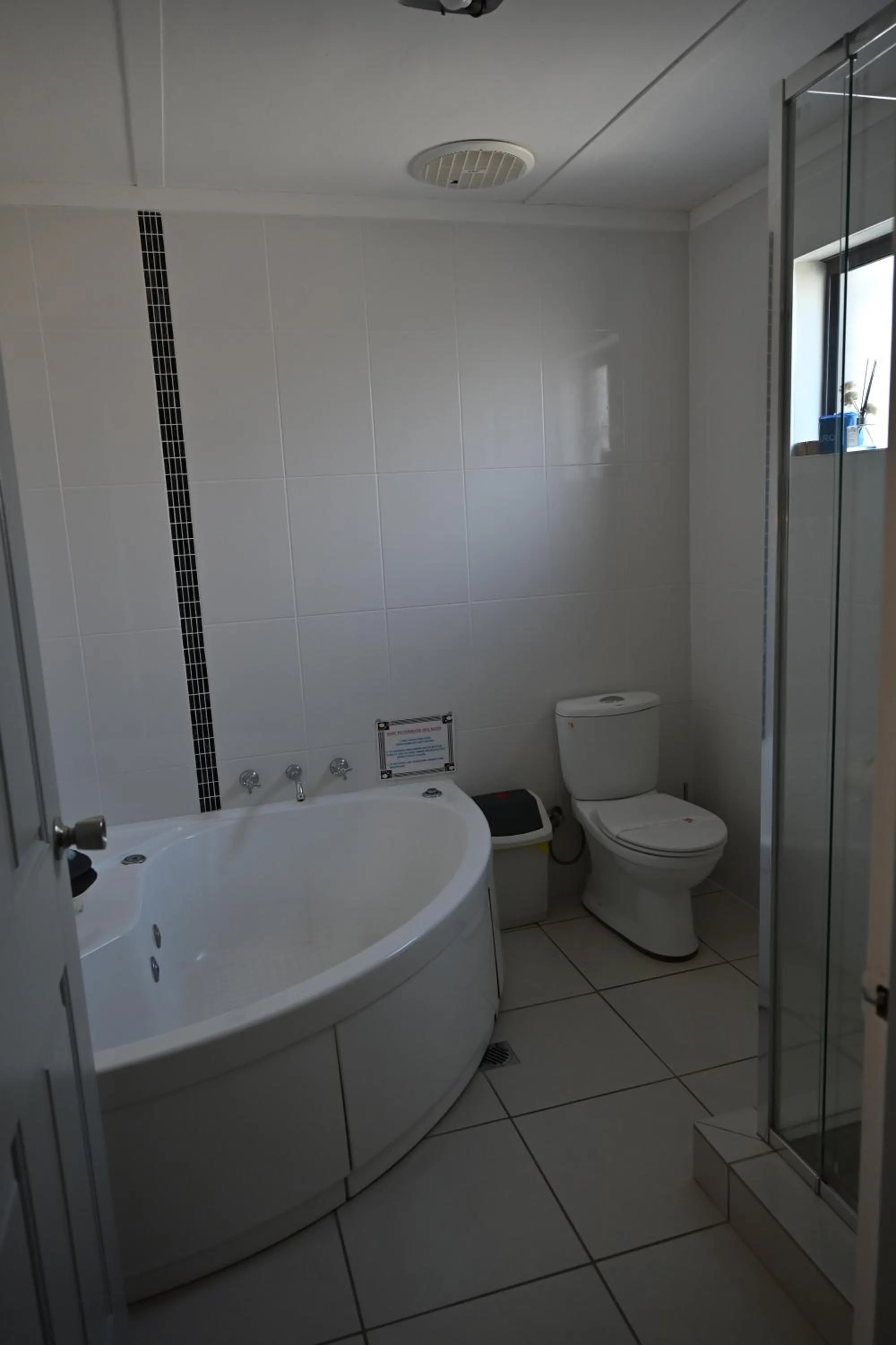 Bath in Cameo Inn Motel