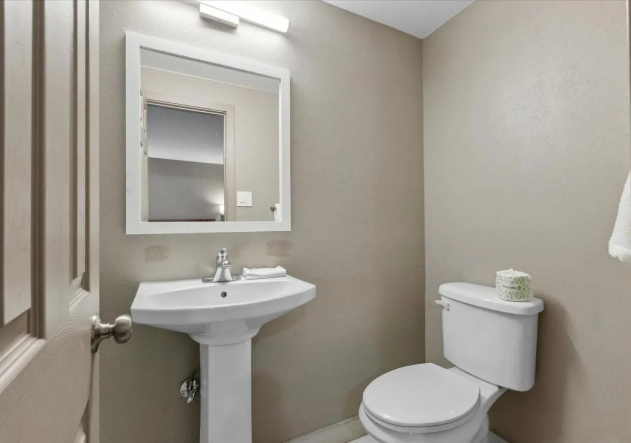 Toilet in Edison Motor Lodge