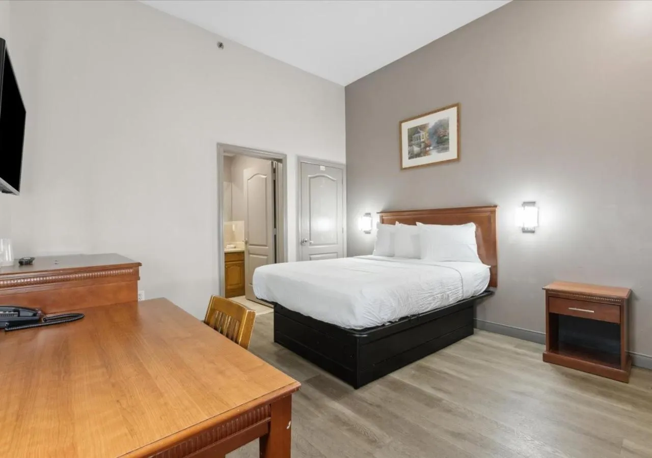 Bedroom, Bed in Edison Motor Lodge