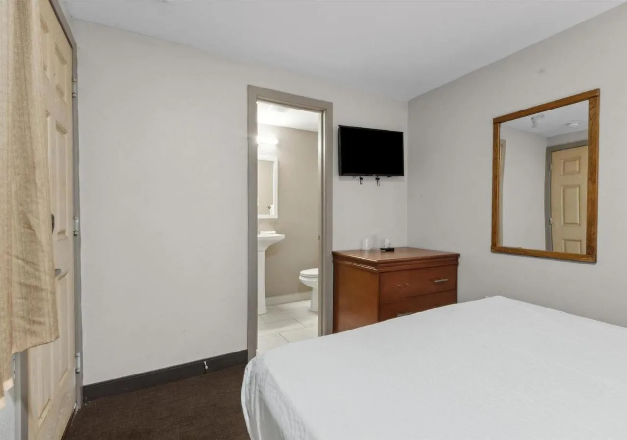 Bedroom, Bed in Edison Motor Lodge