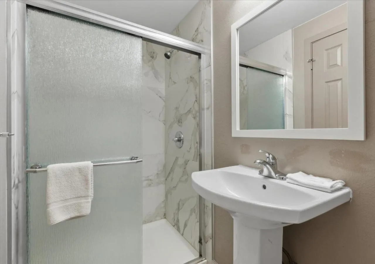 Bathroom in Edison Motor Lodge