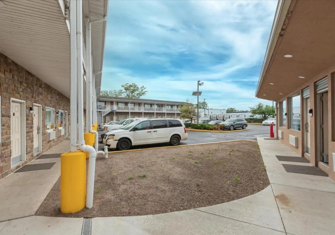 Parking in Edison Motor Lodge
