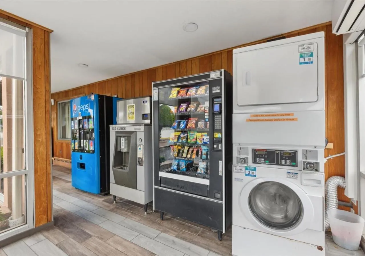 vending machine in Edison Motor Lodge