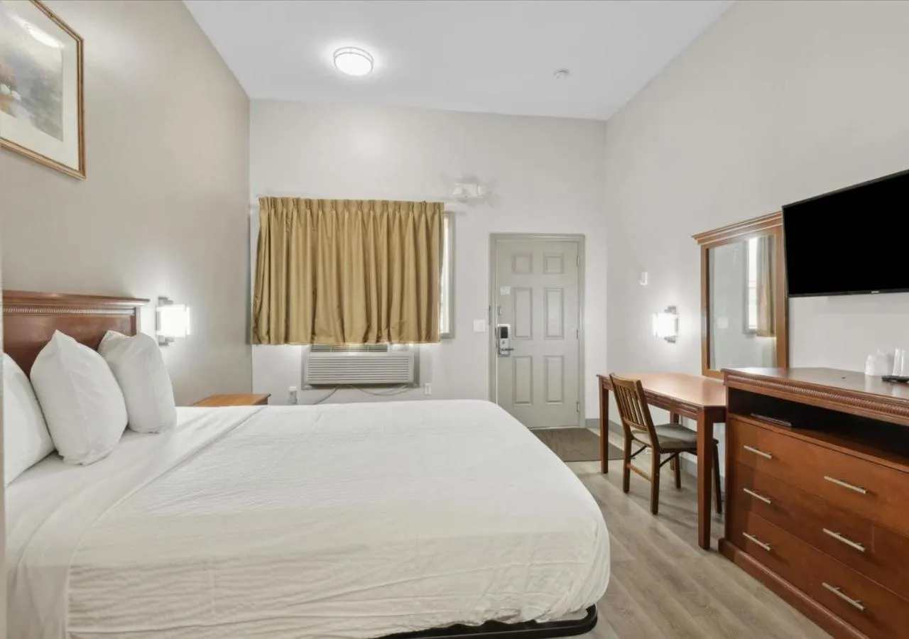 Photo of the whole room, Bed in Edison Motor Lodge