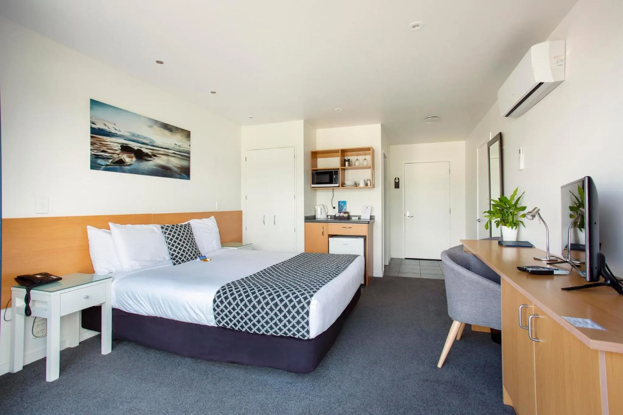 Photo of the whole room, Bed in Harbourside Lodge