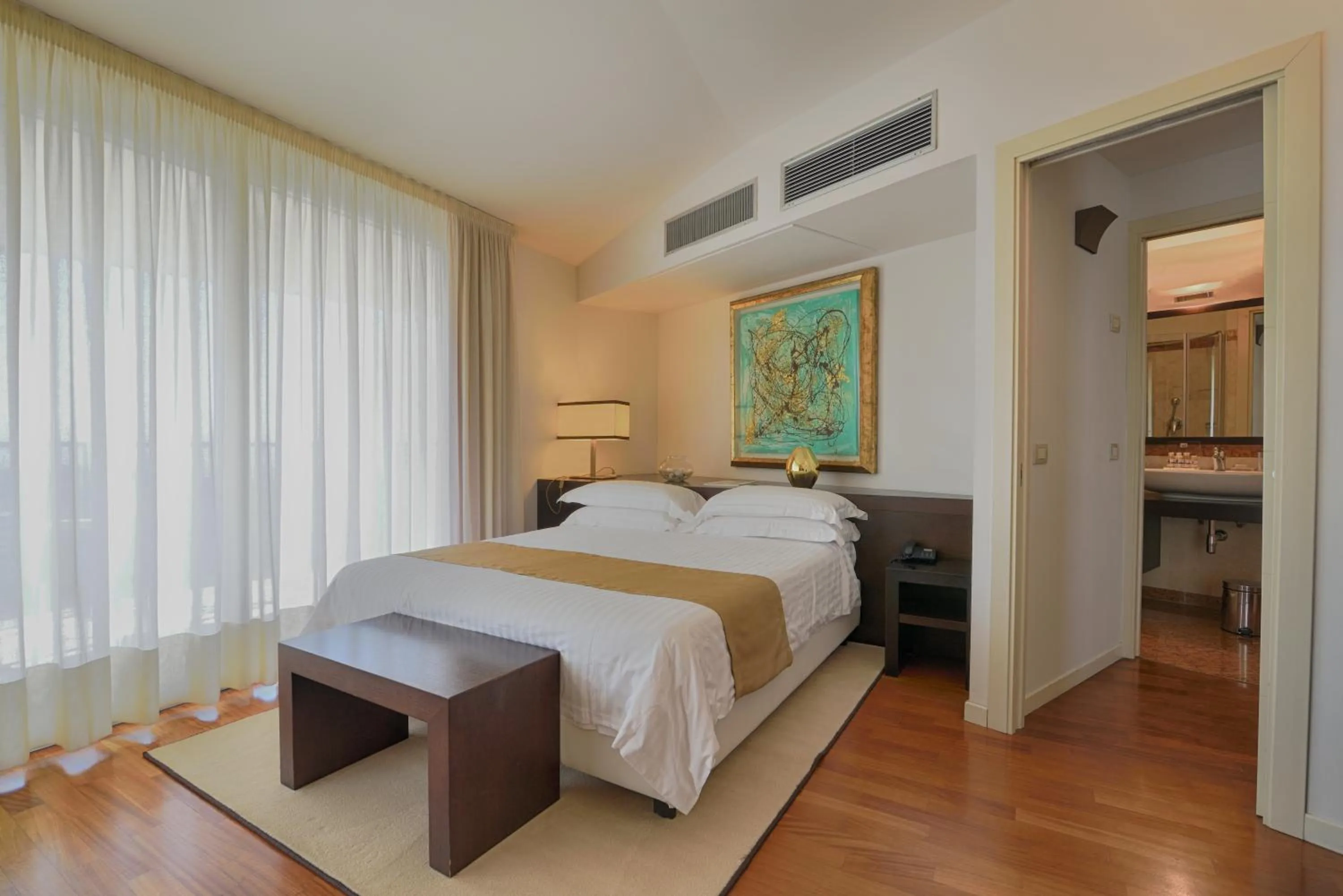 Bedroom, Bed in Eden Rock Resort