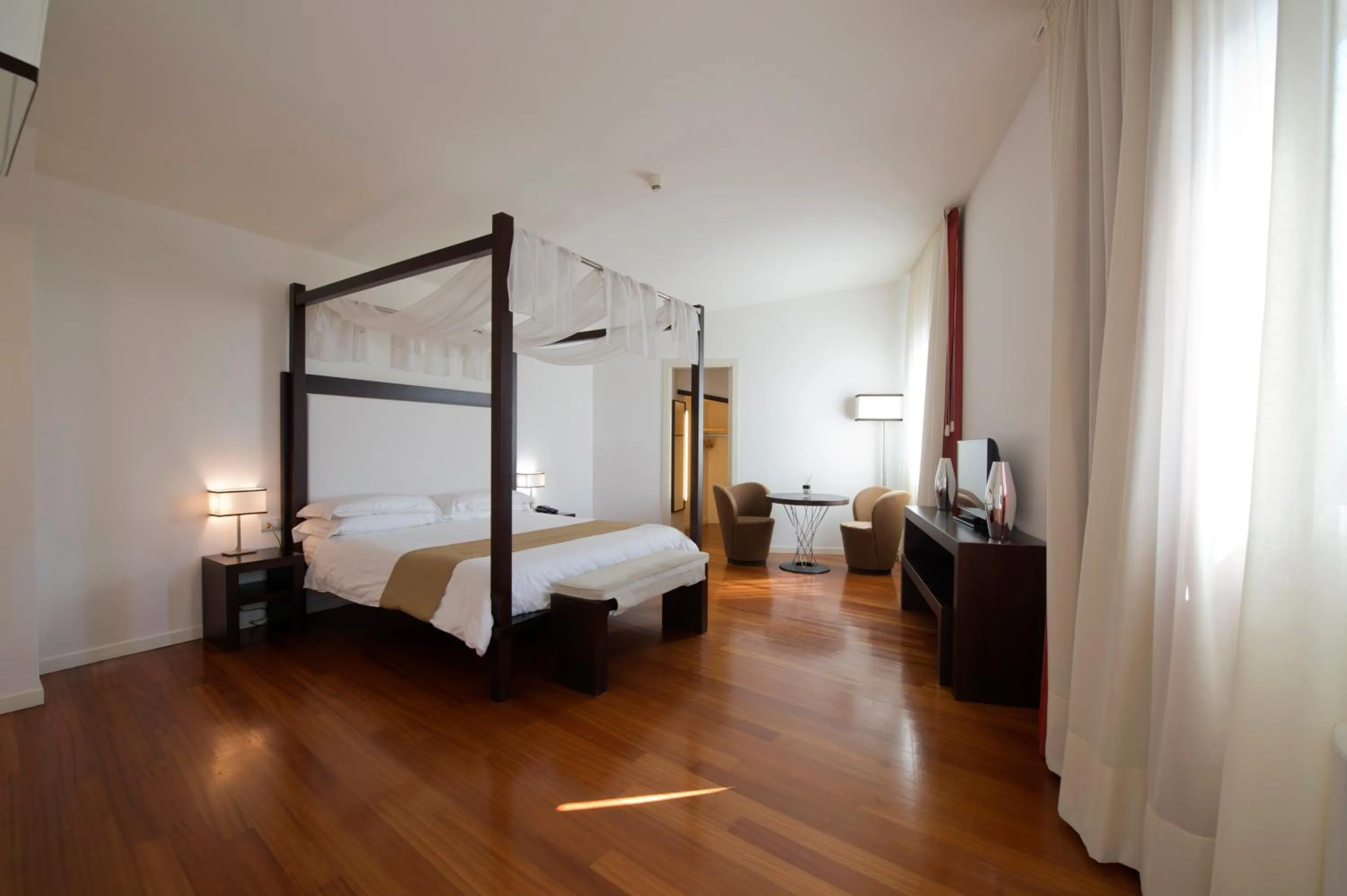 Bedroom, Bed in Eden Rock Resort