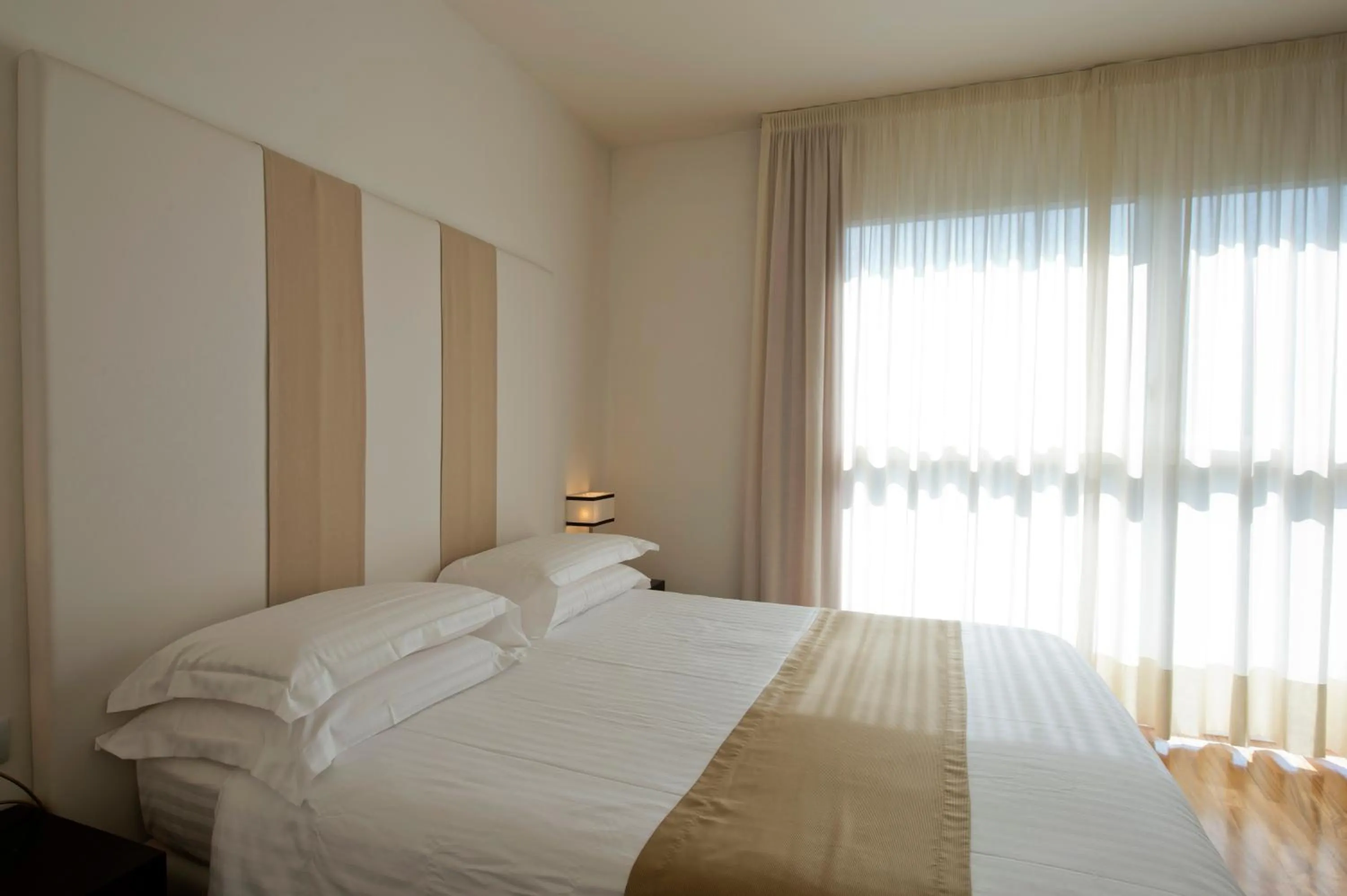 Bedroom, Bed in Eden Rock Resort