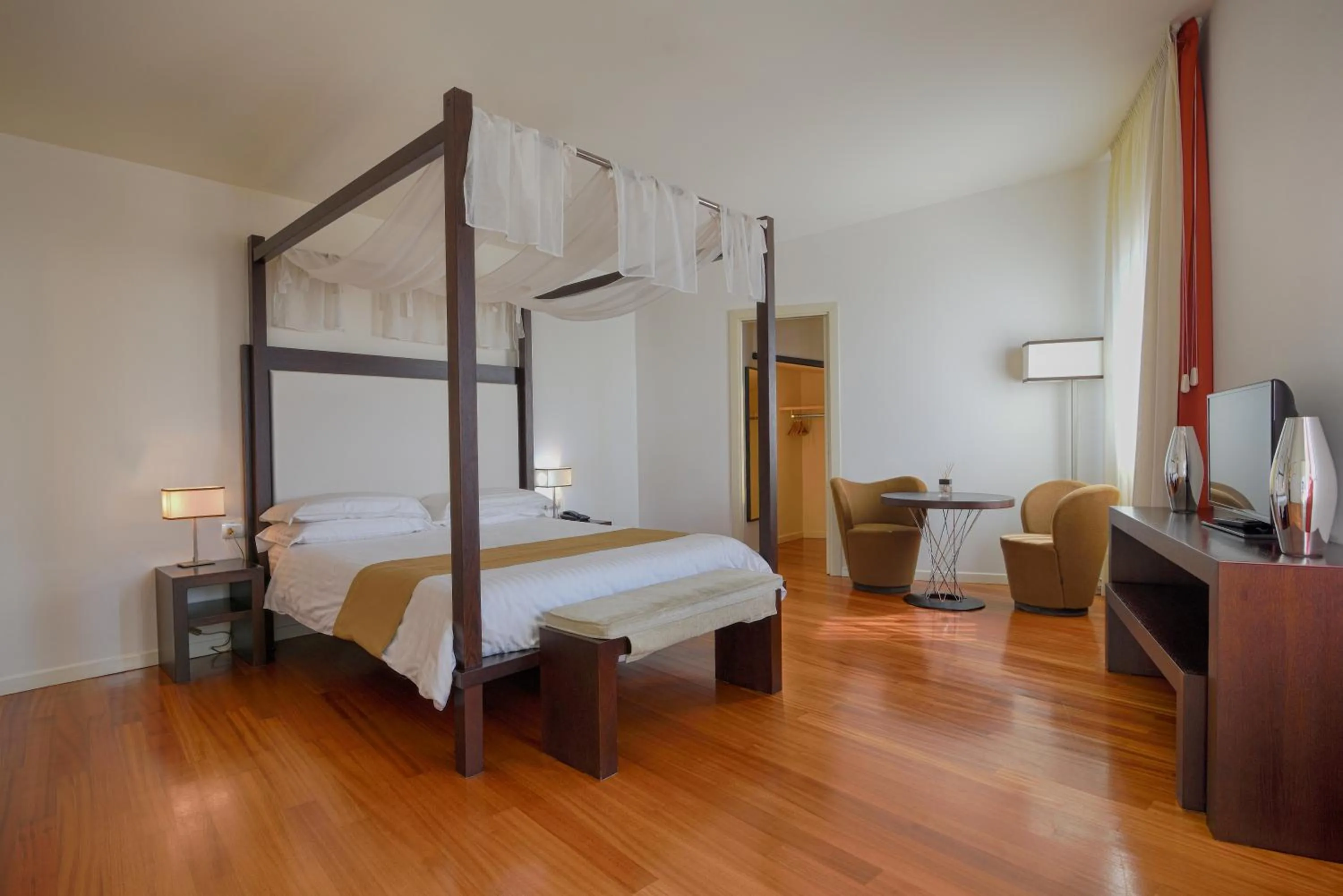 Bedroom, Bed in Eden Rock Resort