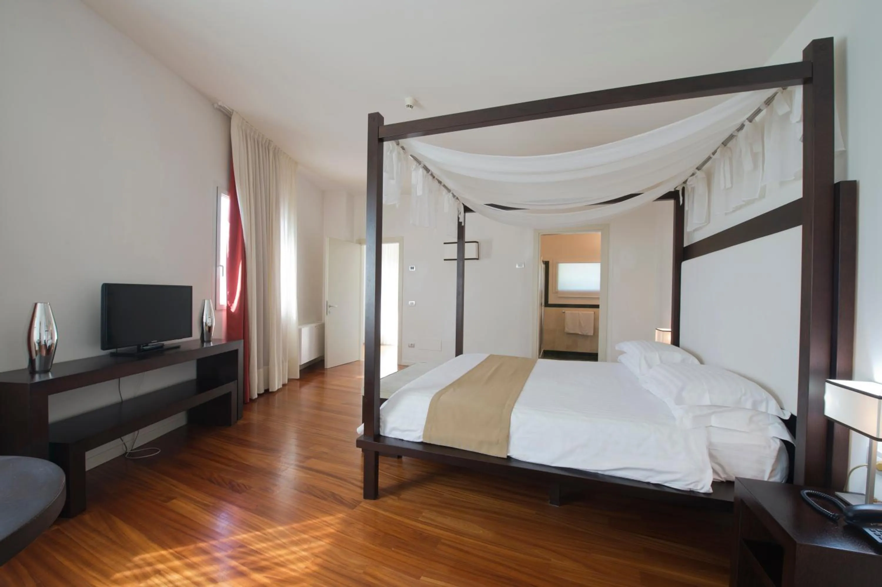 Bedroom, Bed in Eden Rock Resort