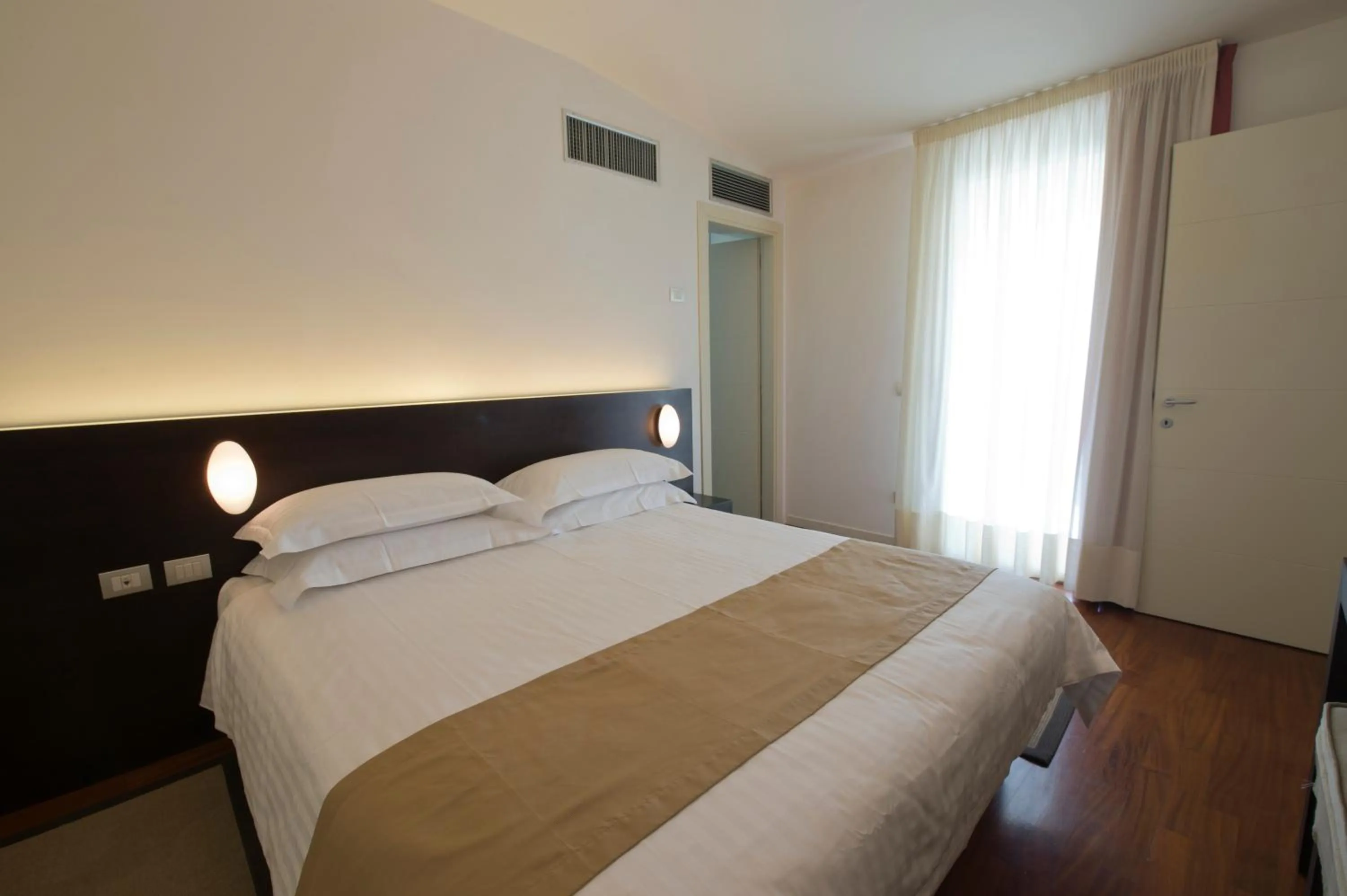 Bedroom, Bed in Eden Rock Resort