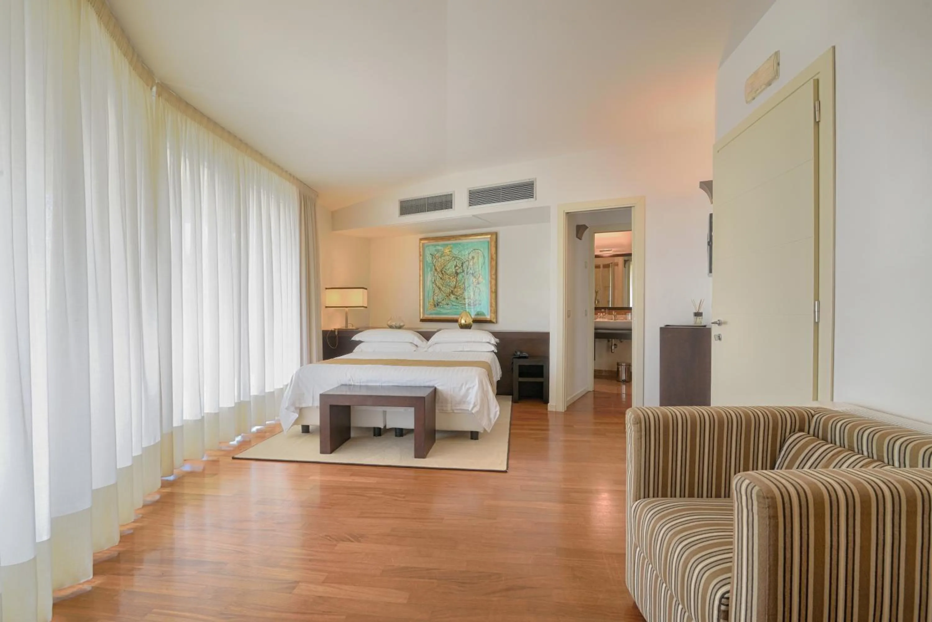 Bedroom, Bed in Eden Rock Resort