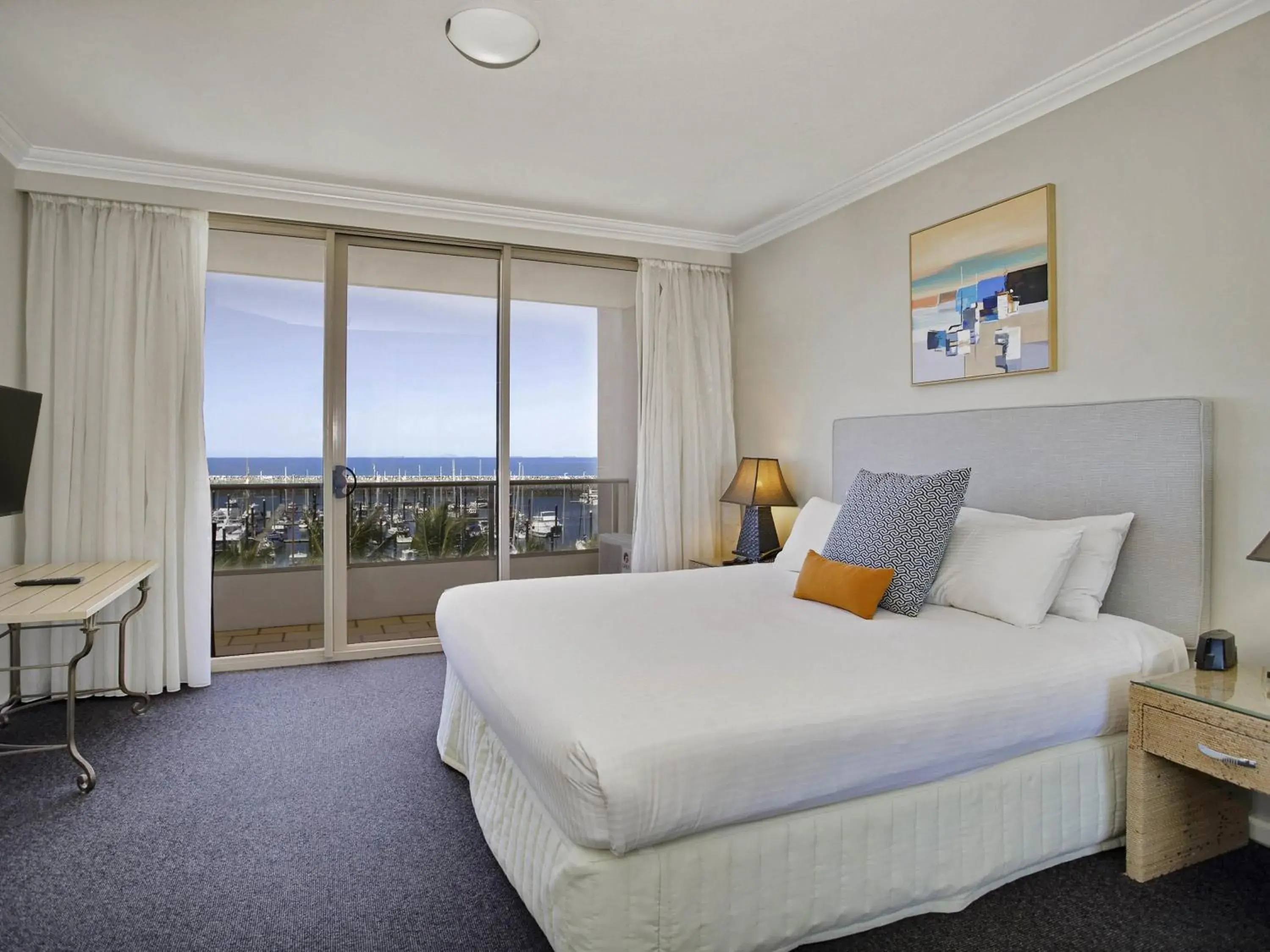 Deluxe King Spa Suite with One King Bed in Mantra Mackay Deluxe King Spa Suite with One King Bed in Mantra Mackay