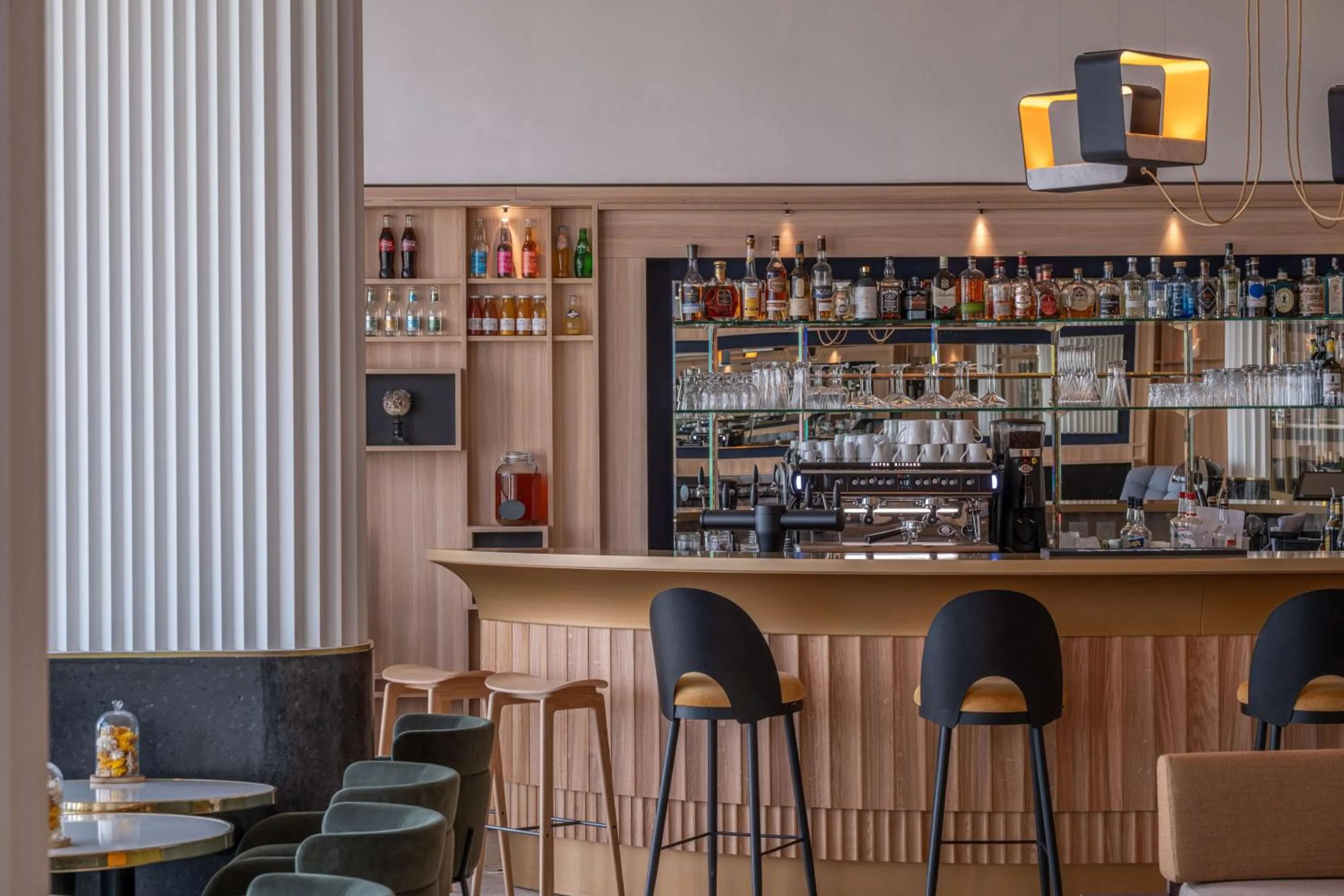 Lounge or bar in Radisson Blu Grand Hotel & Spa, Malo-Les-Bains