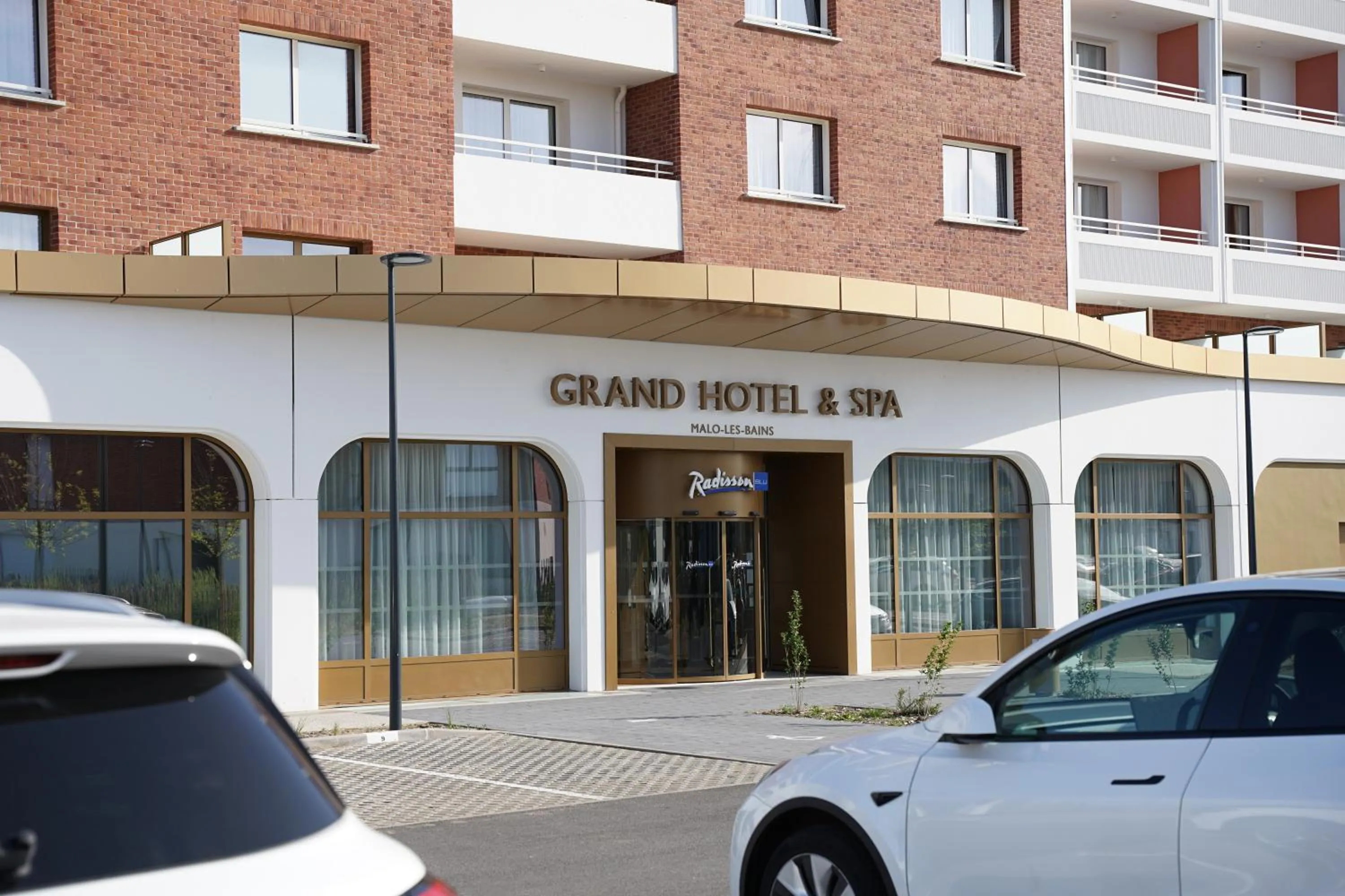 Parking in Radisson Blu Grand Hotel & Spa, Malo-Les-Bains