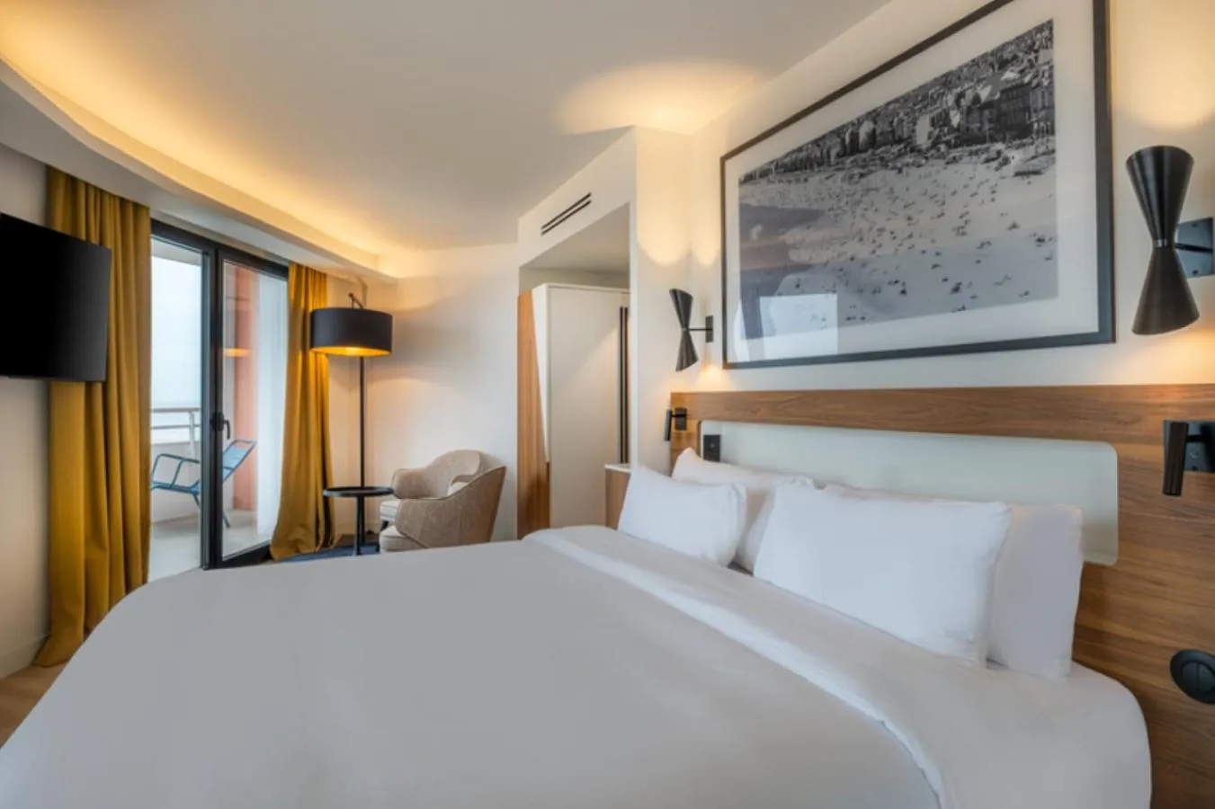 Photo of the whole room, Bed in Radisson Blu Grand Hotel & Spa, Malo-Les-Bains