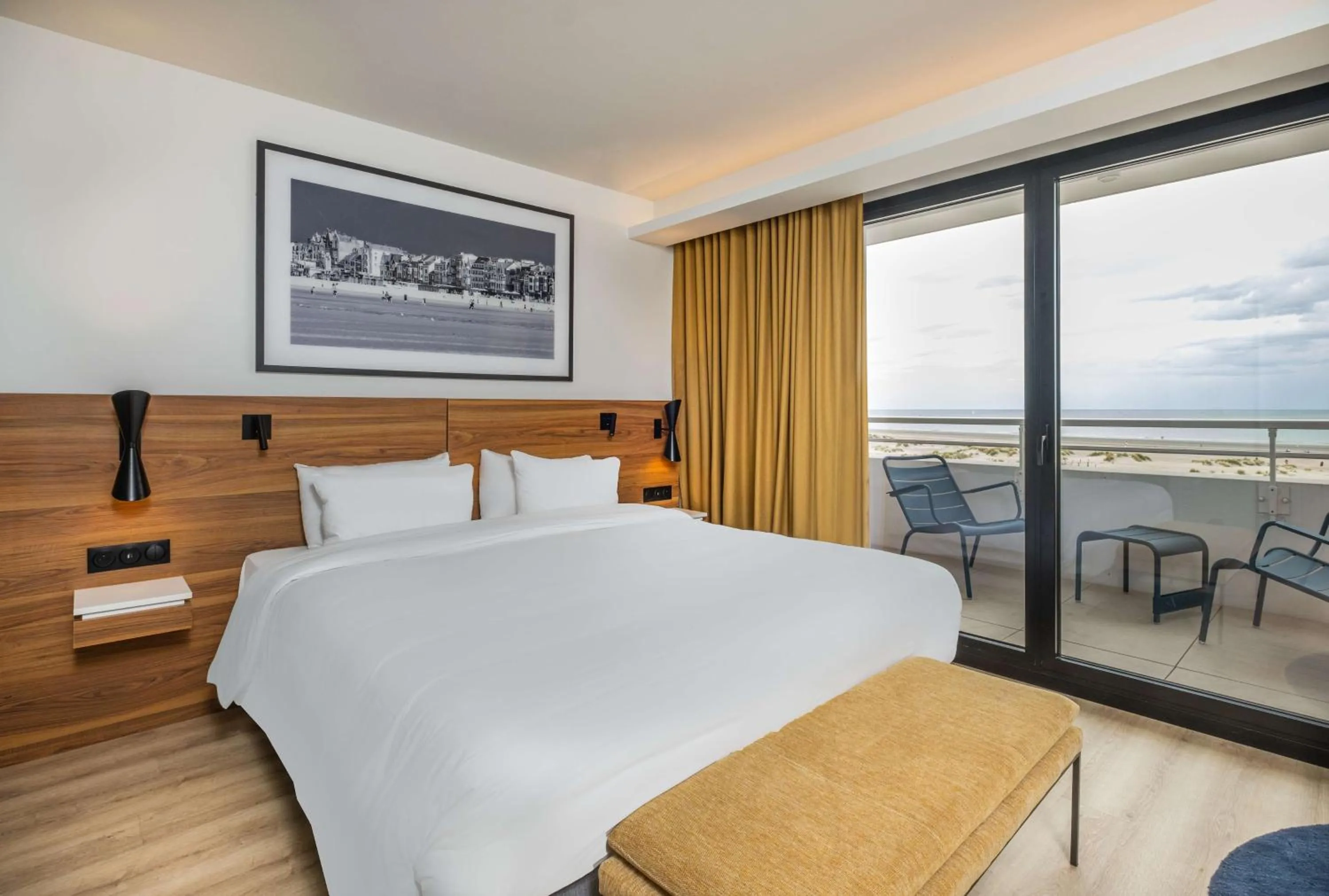 Bedroom, Bed in Radisson Blu Grand Hotel & Spa, Malo-Les-Bains