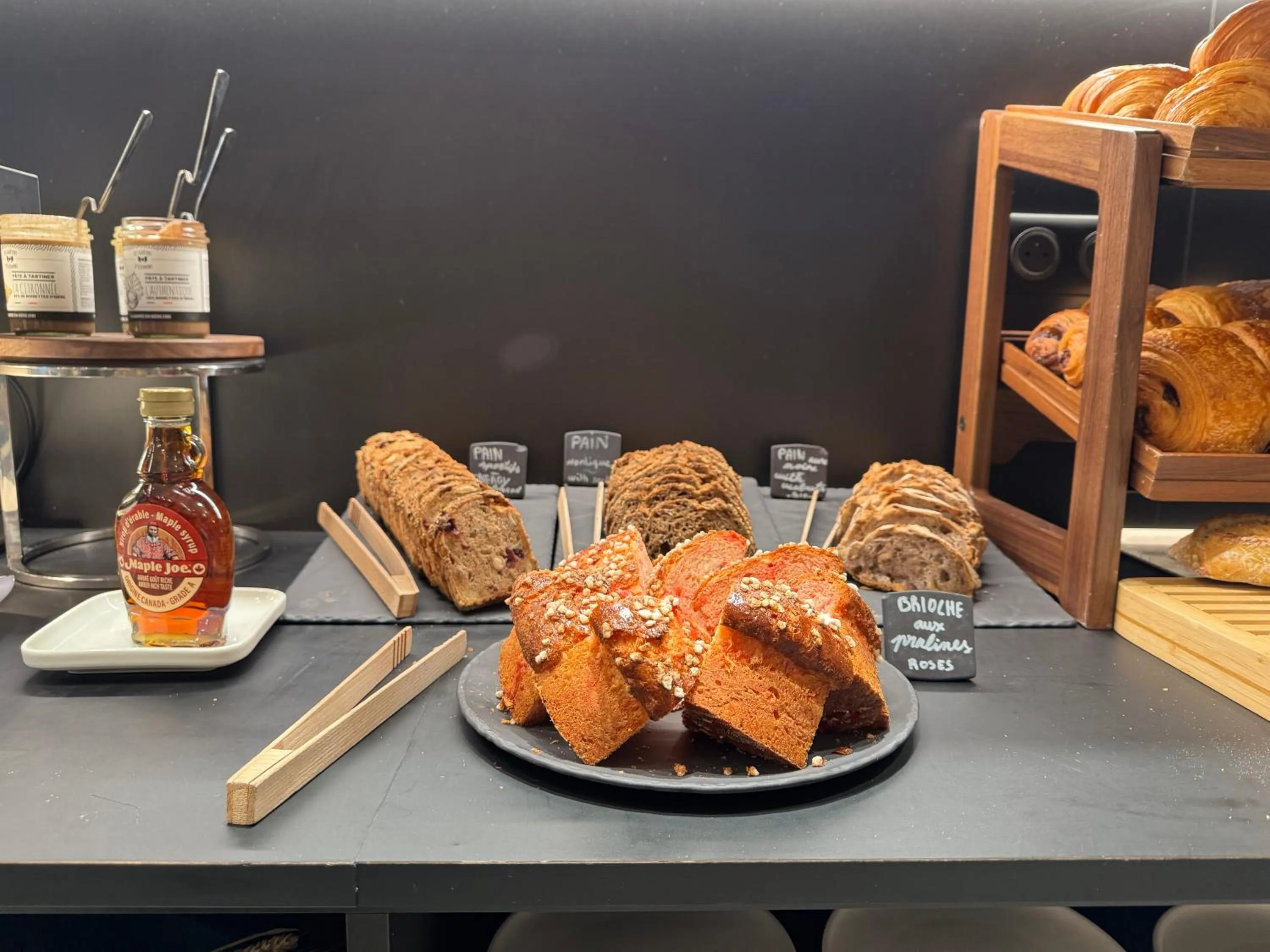 Buffet breakfast in Résidence Odalys l'Éclose