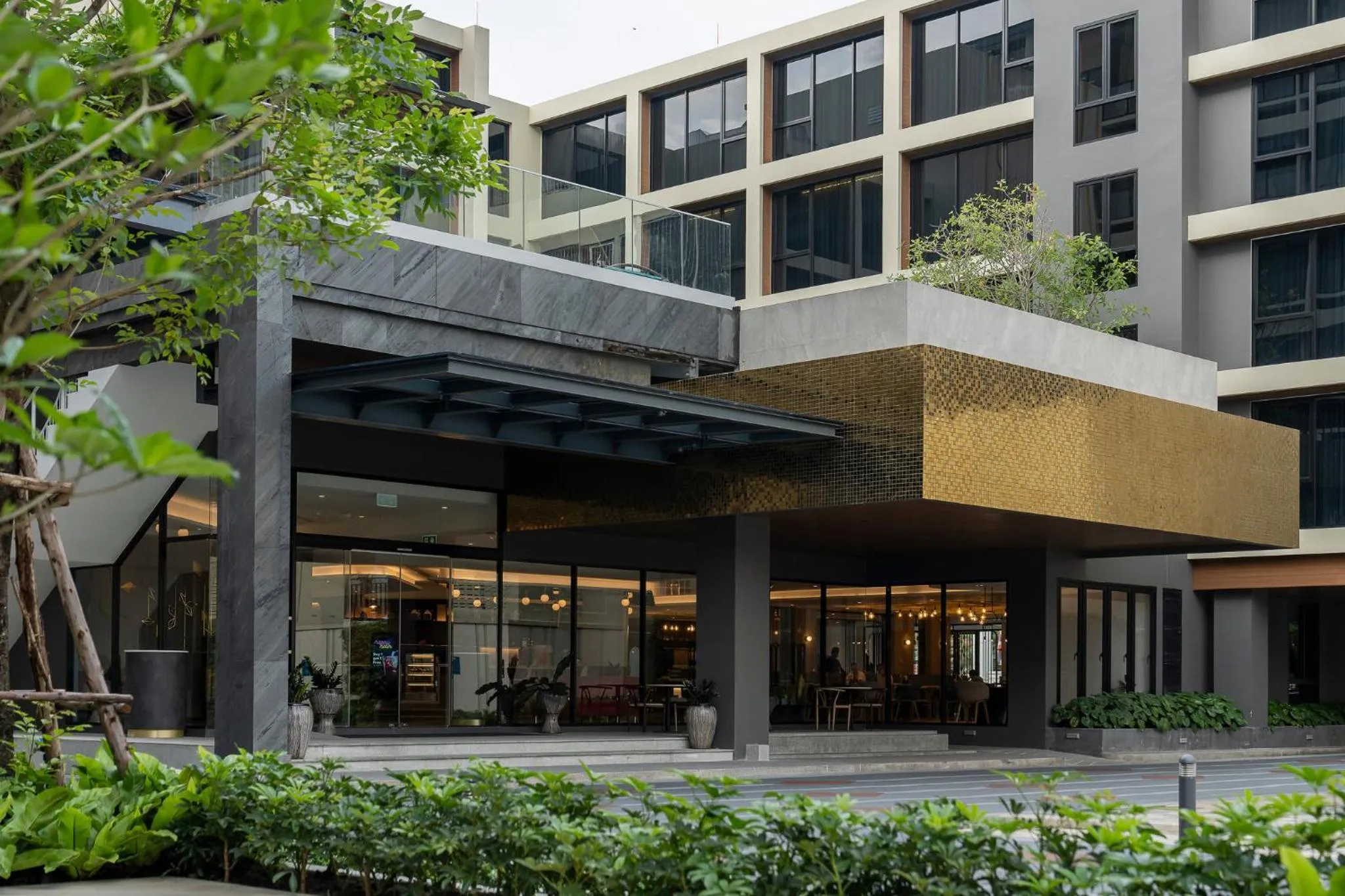 Property building in Centara Life Hotel Bangkok Phra Nakhon