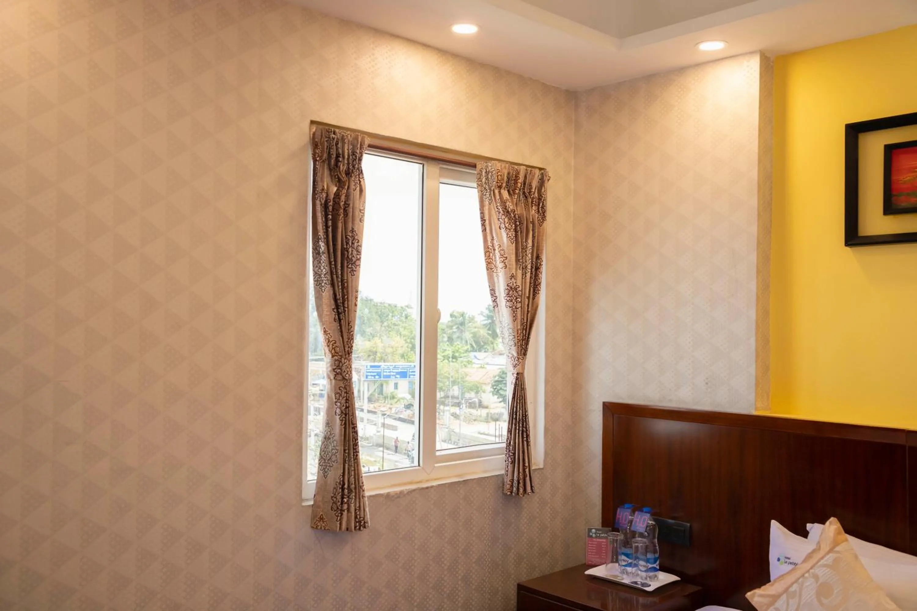 View (from property/room), Bed in THE PEBBLE Boutique Hotel