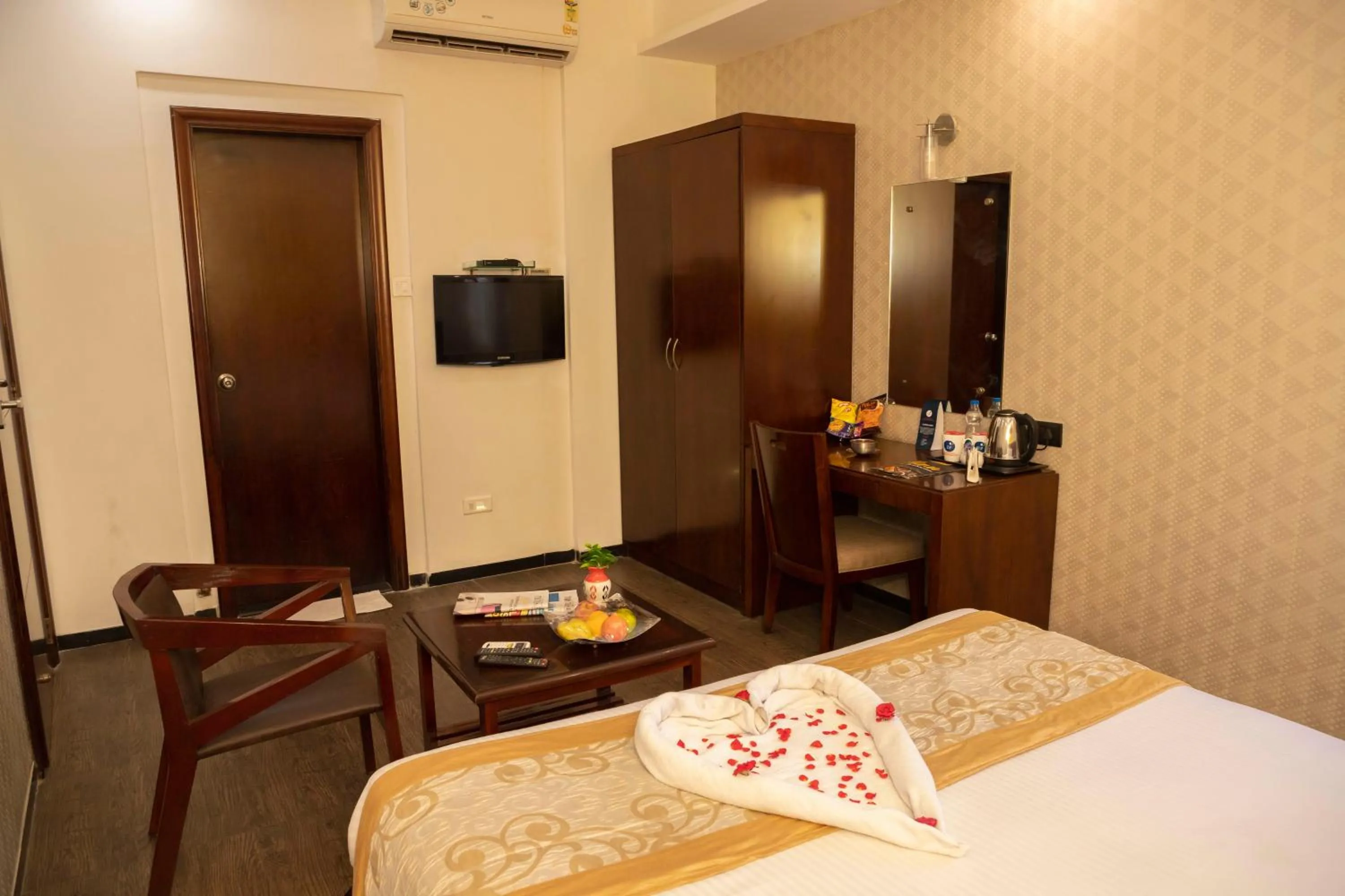 TV and multimedia, Bed in THE PEBBLE Boutique Hotel