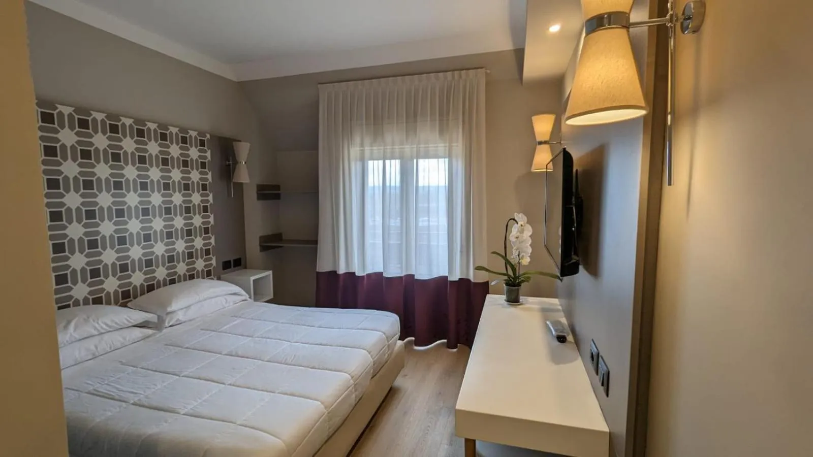 Balcony/Terrace, Bed in Hotel Umbria