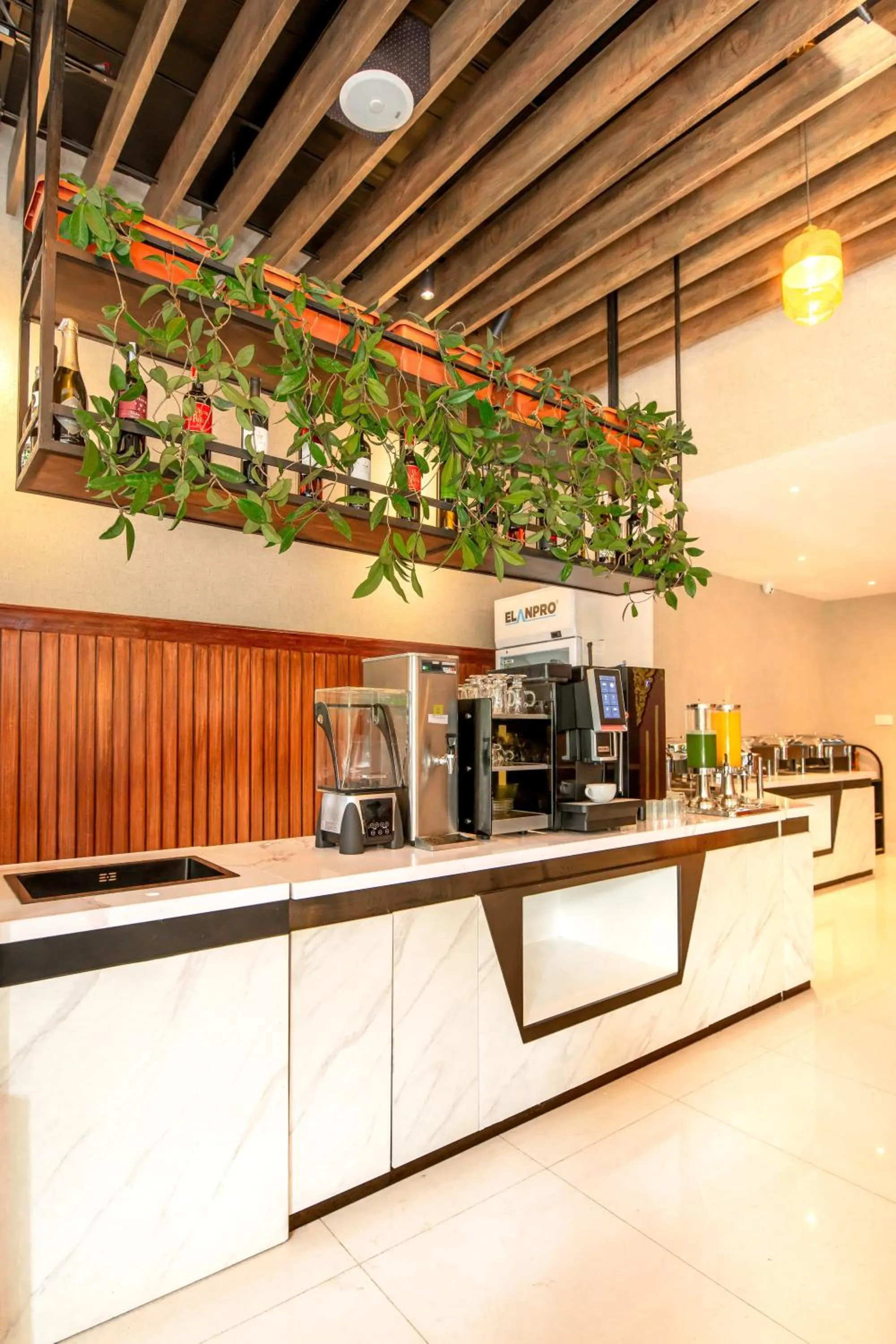 Restaurant/places to eat in Mila Hotel