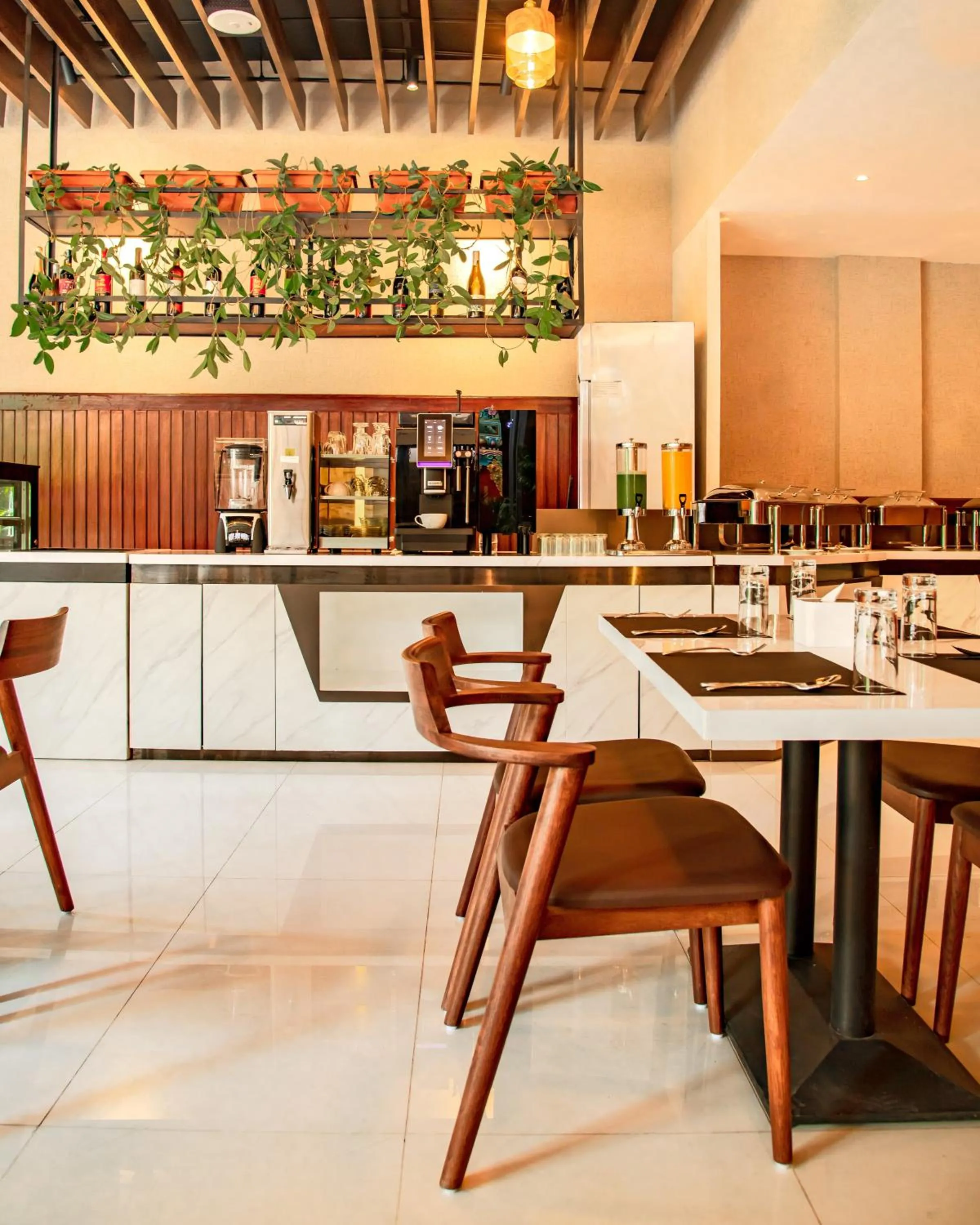 Restaurant/places to eat in Mila Hotel