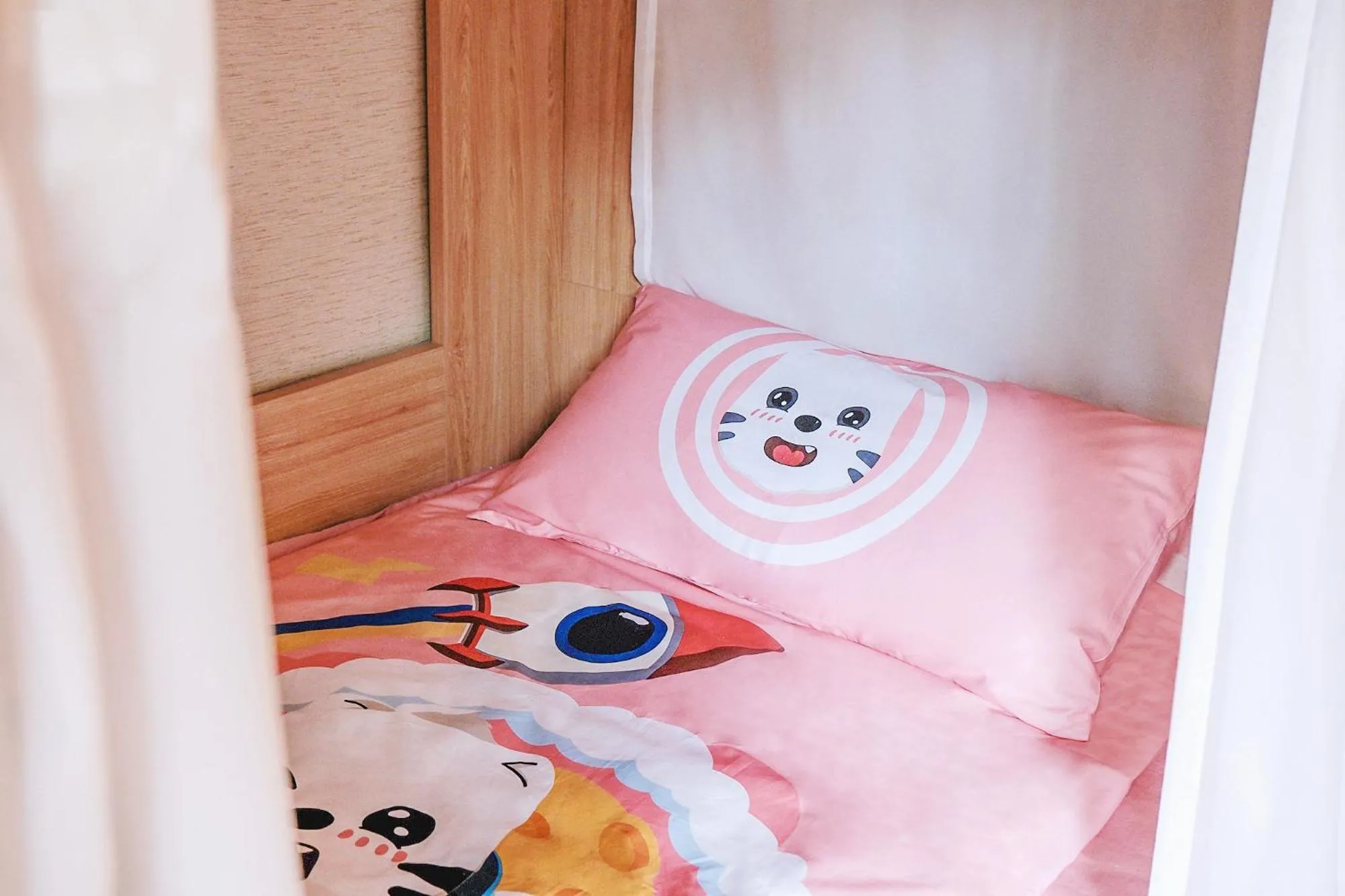 Bed in Shangri-La Lhasa