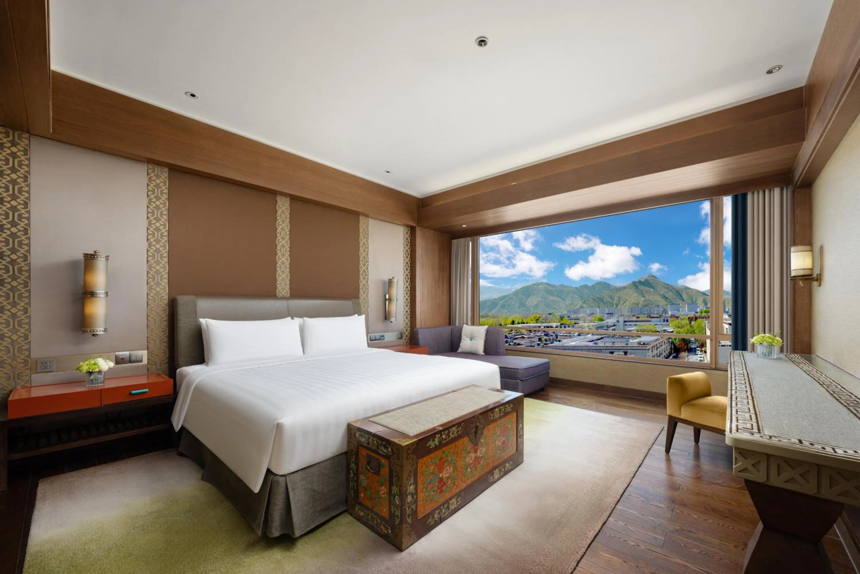 Bed in Shangri-La Lhasa