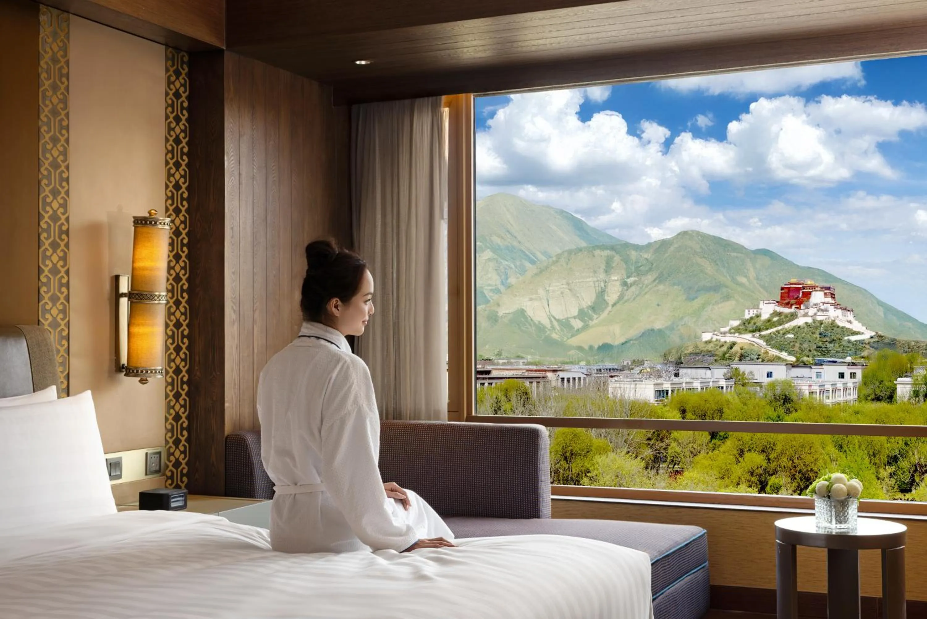 Bed in Shangri-La Lhasa