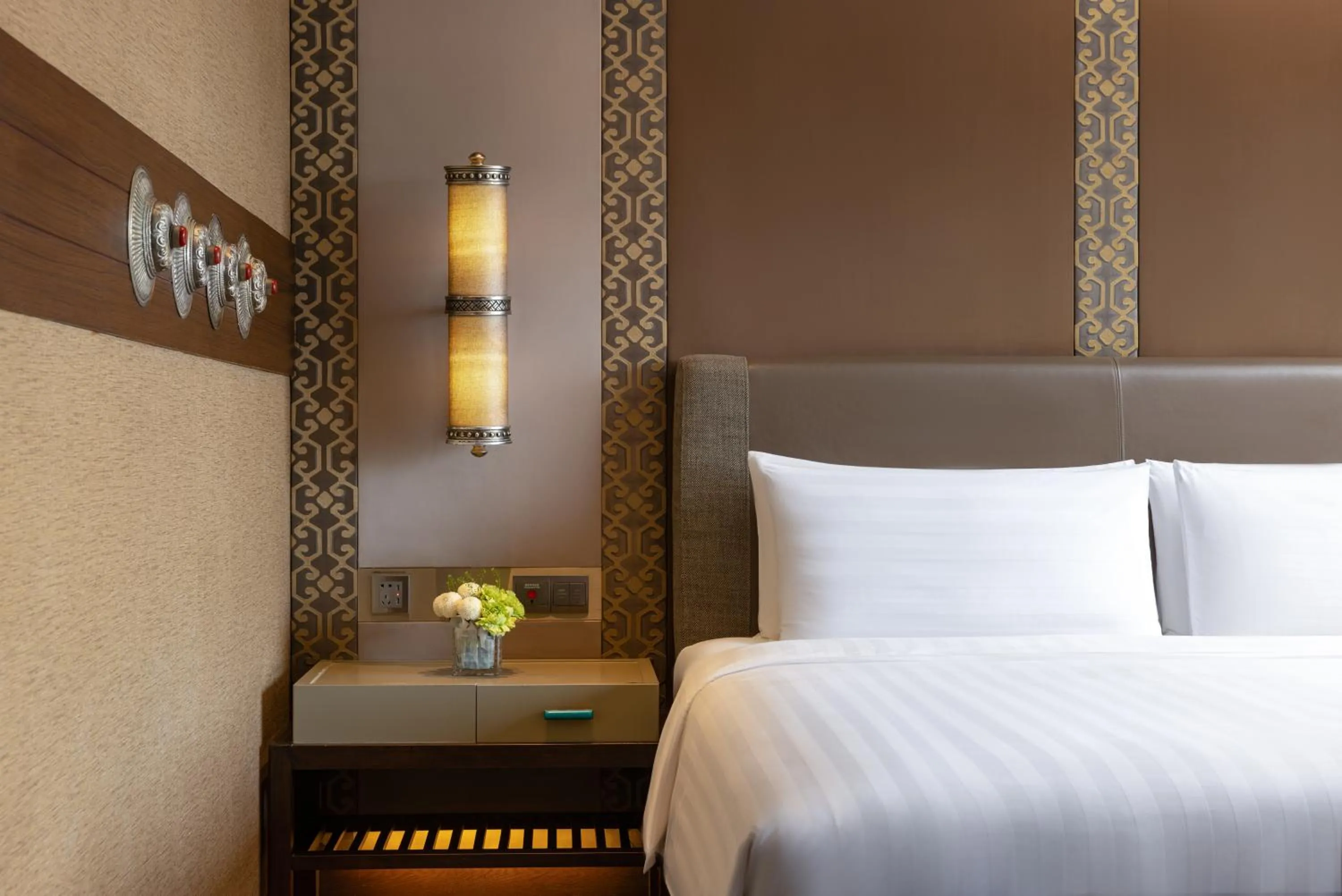 Bed in Shangri-La Lhasa