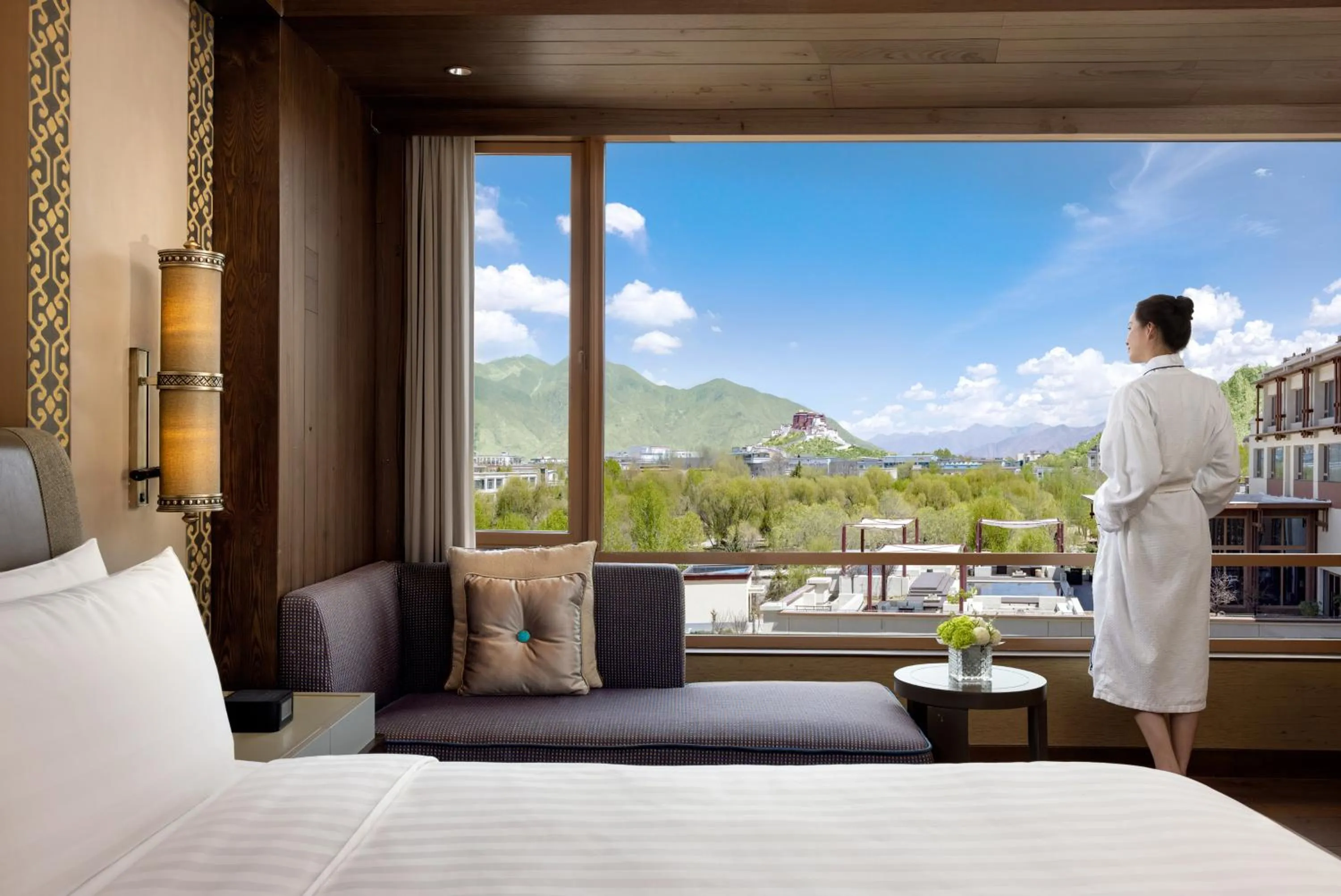 Bed in Shangri-La Lhasa