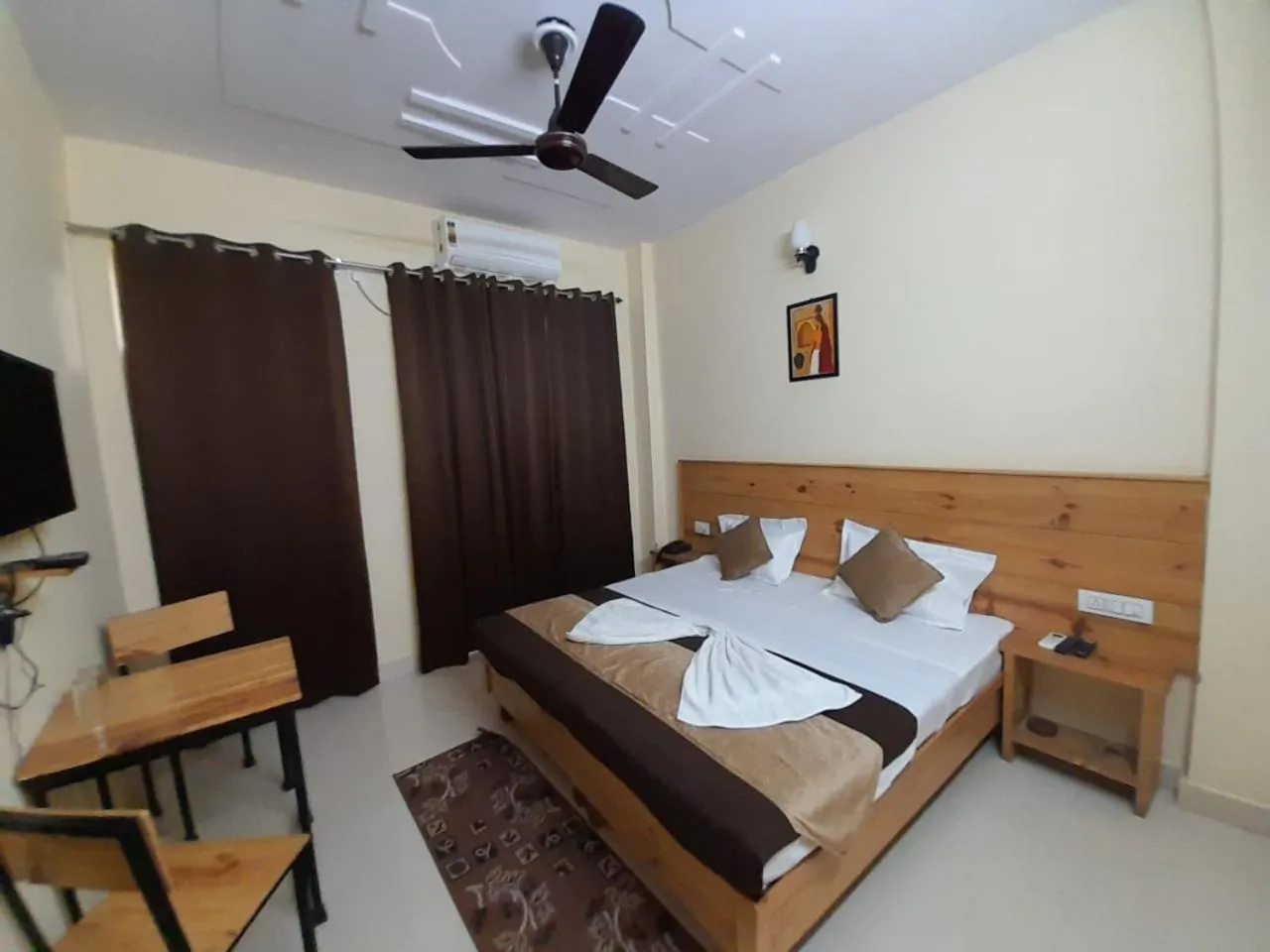 Bedroom, Bed in Hotel Krishna Rishikesh