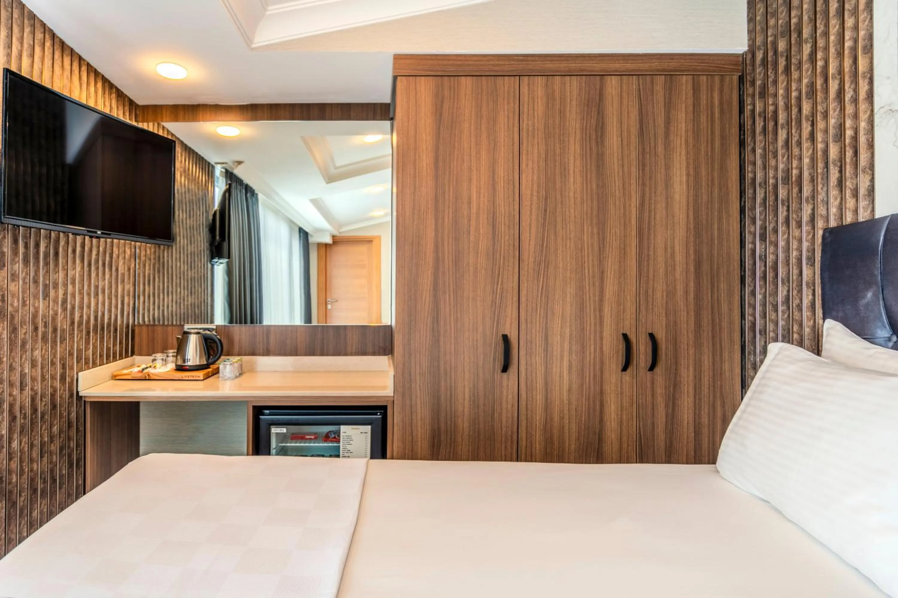 wardrobe, Bed in Hamitbey Hotel Yenikapı