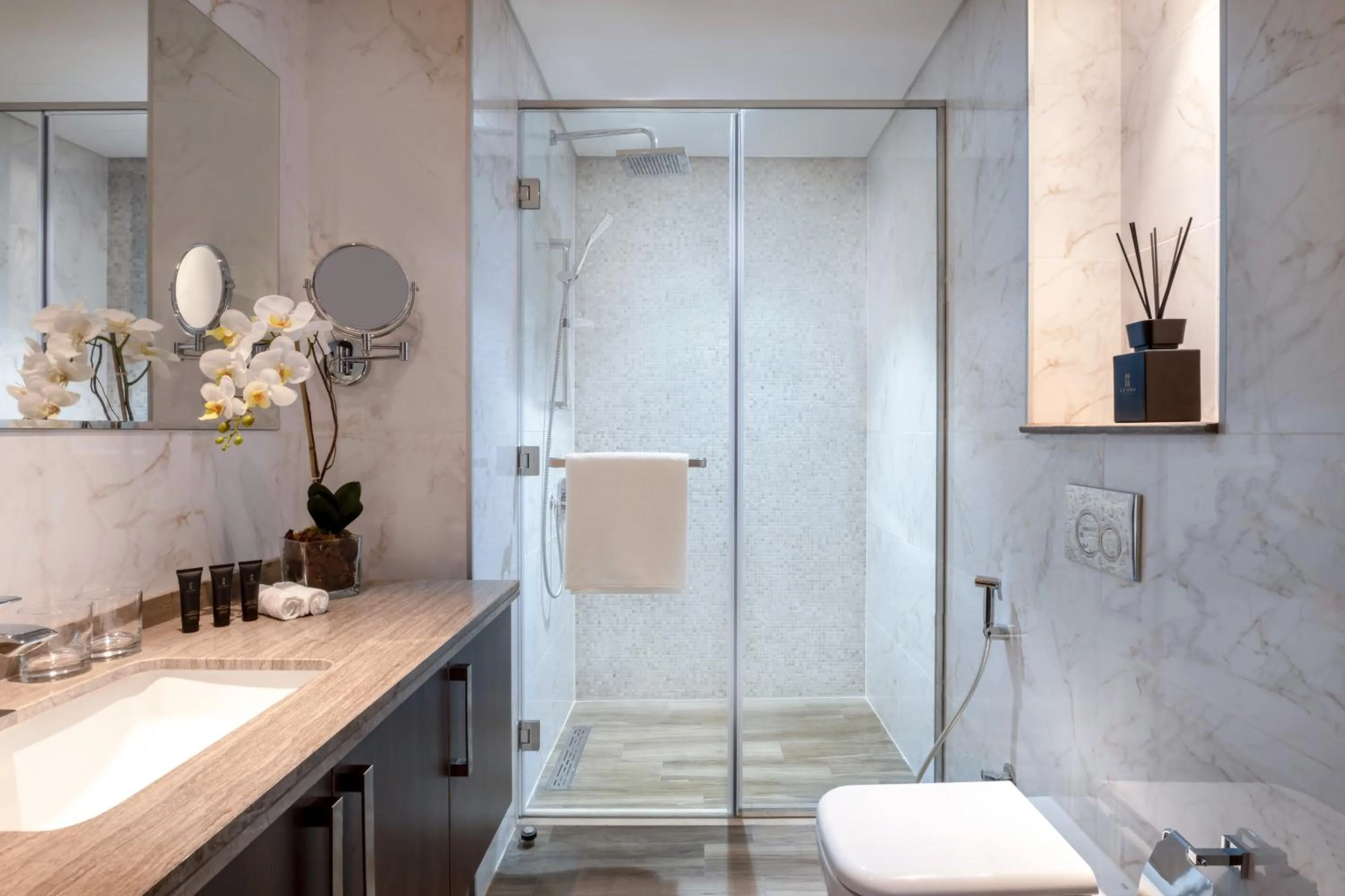 Toilet in Lusso Hometels J One Business Bay