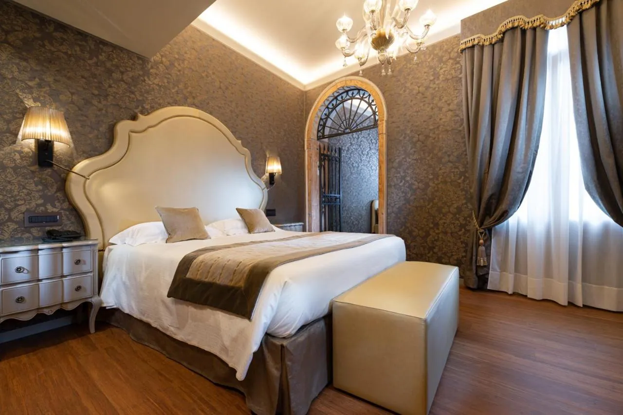 Bed in Hotel Canaletto