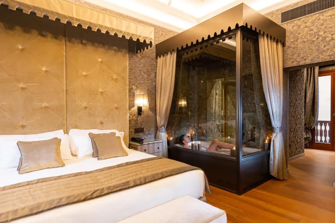 Junior Suite with Balcony and Canal View in Hotel Canaletto Junior Suite with Balcony and Canal View in Hotel Canaletto