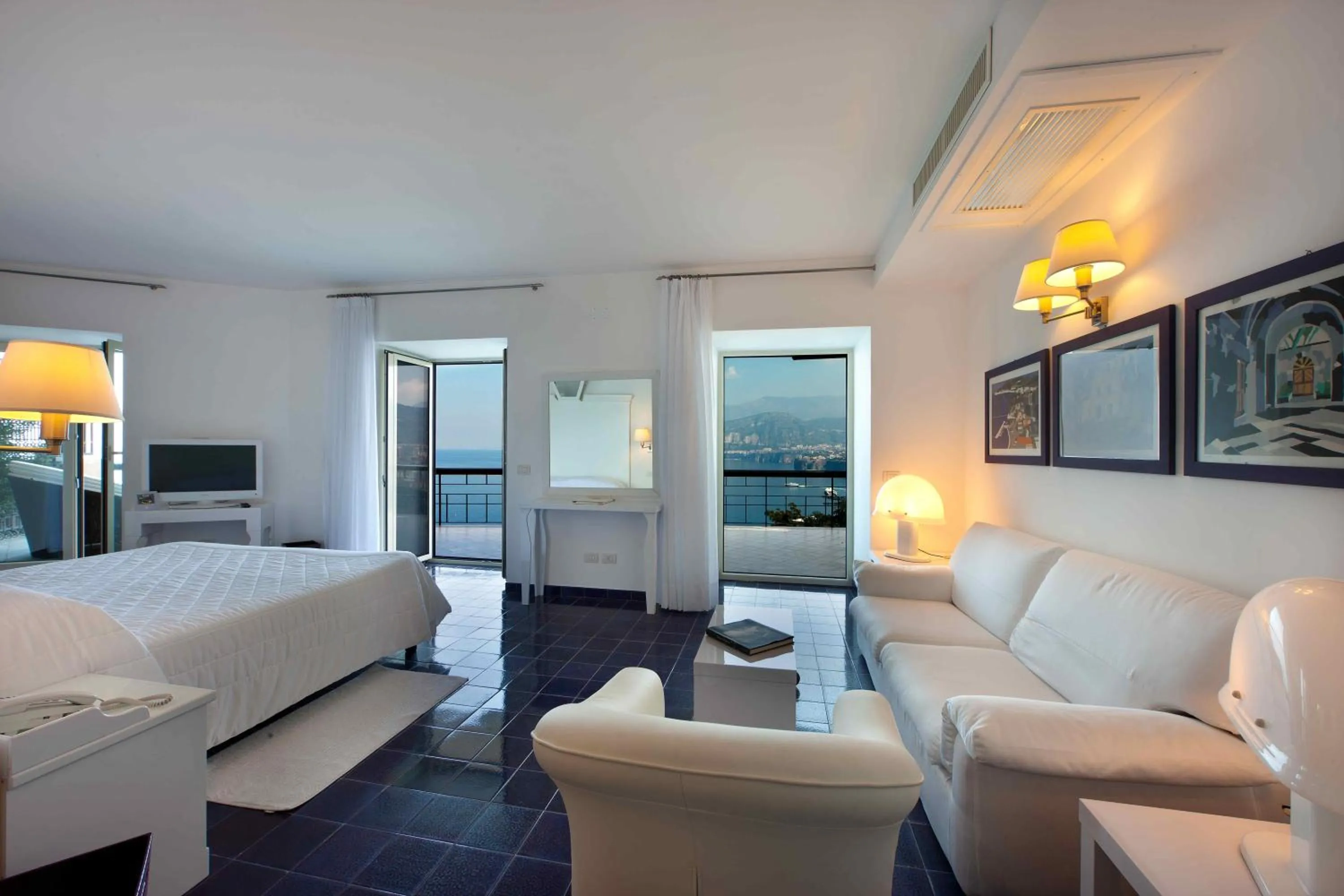 Photo of the whole room, Bed in Hotel Bristol